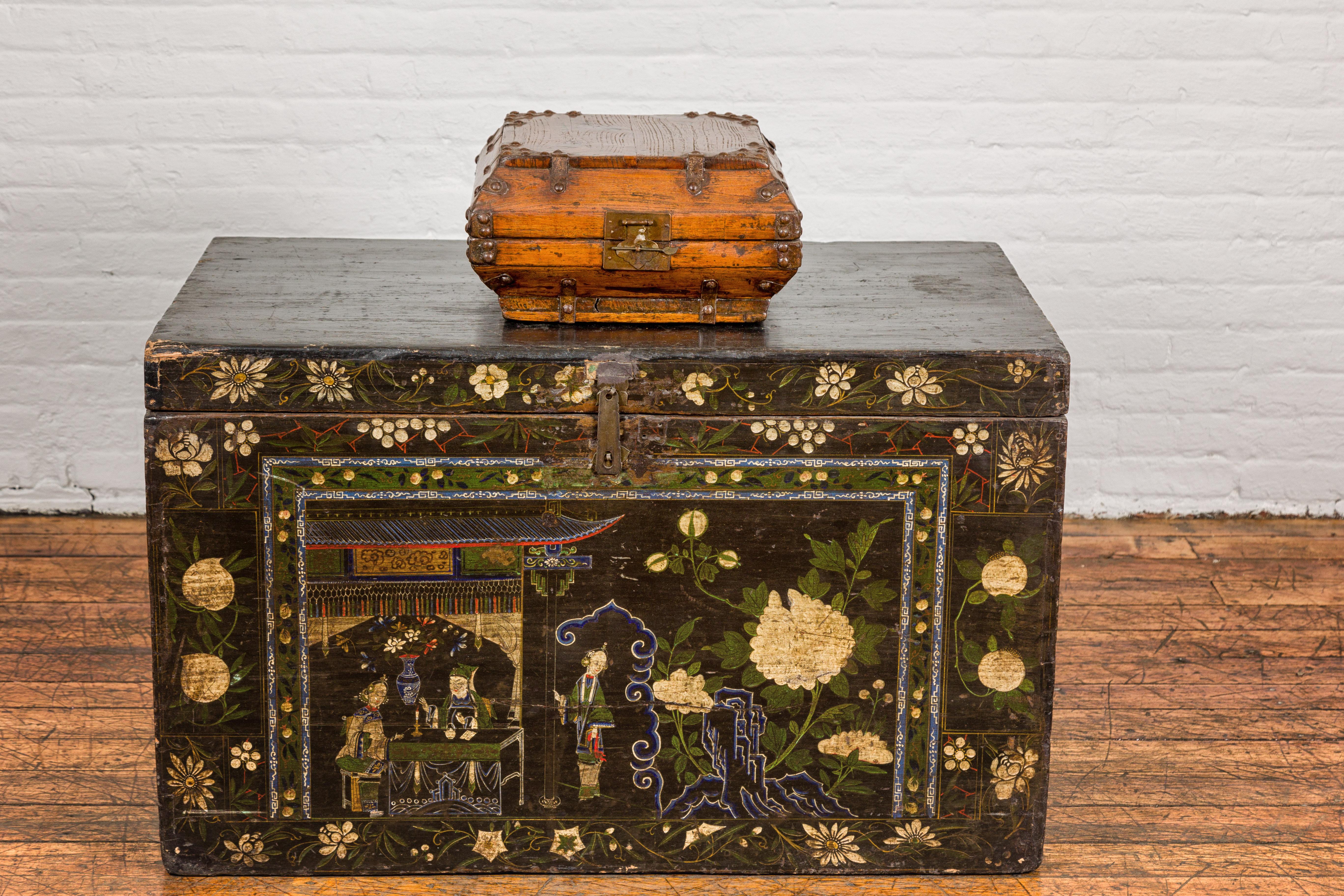 Caja cuadrada de la dinastía Qing con cerradura de latón e interior lacado envejecido Lacado en venta
