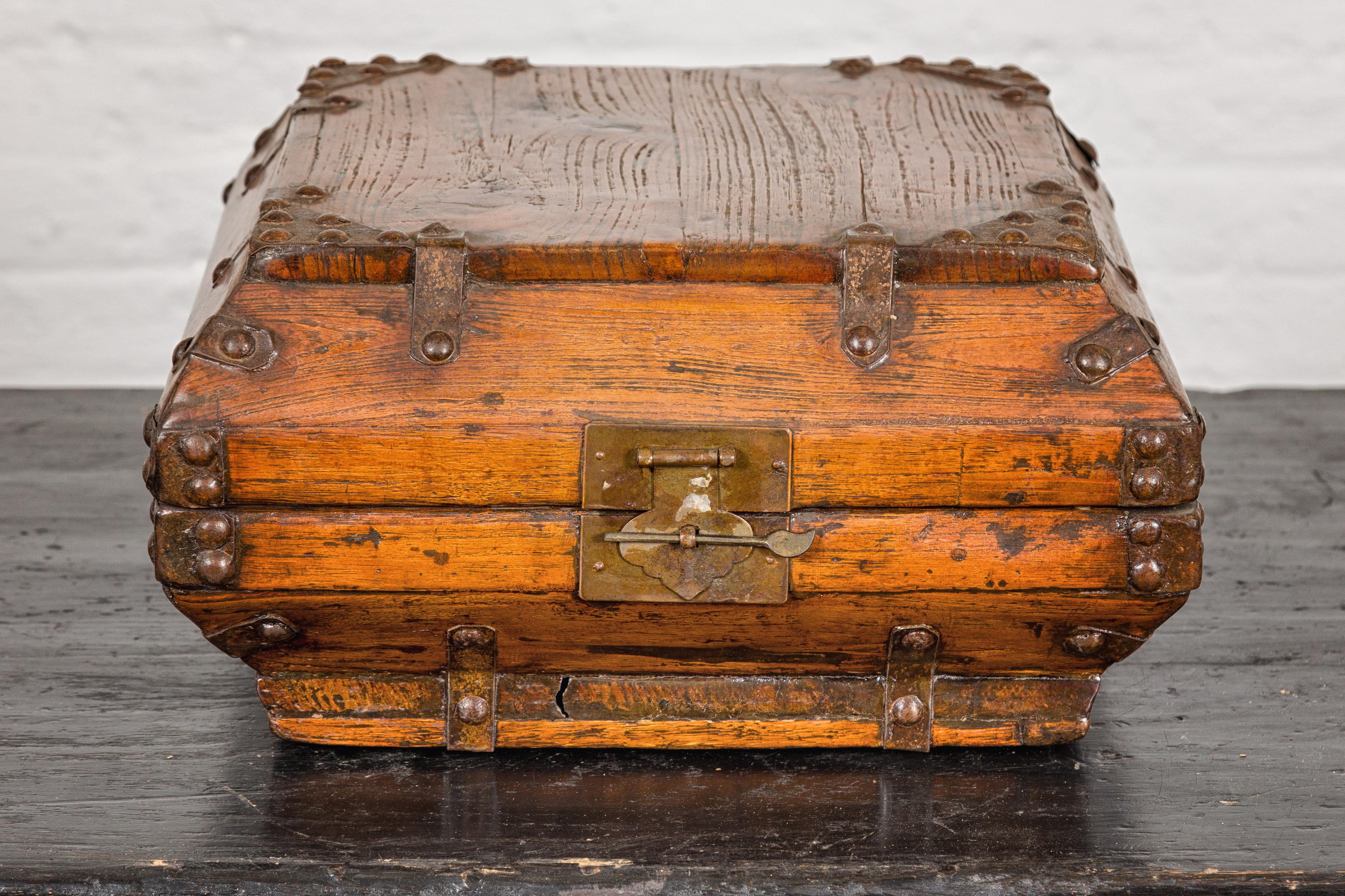 Caja cuadrada de la dinastía Qing con cerradura de latón e interior lacado envejecido en Bueno estado para la venta en Yonkers, NY