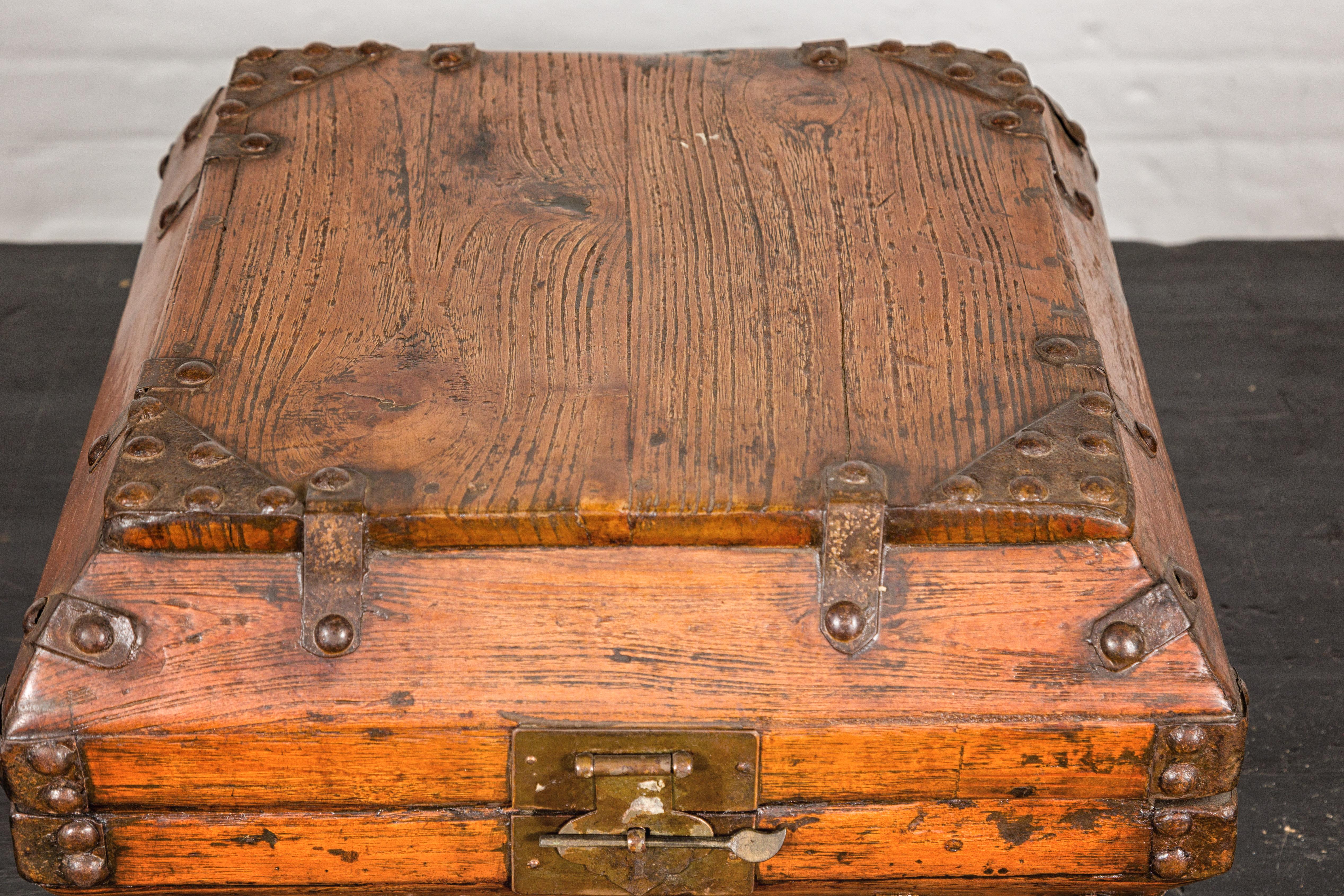 Caja cuadrada de la dinastía Qing con cerradura de latón e interior lacado envejecido siglo XIX en venta