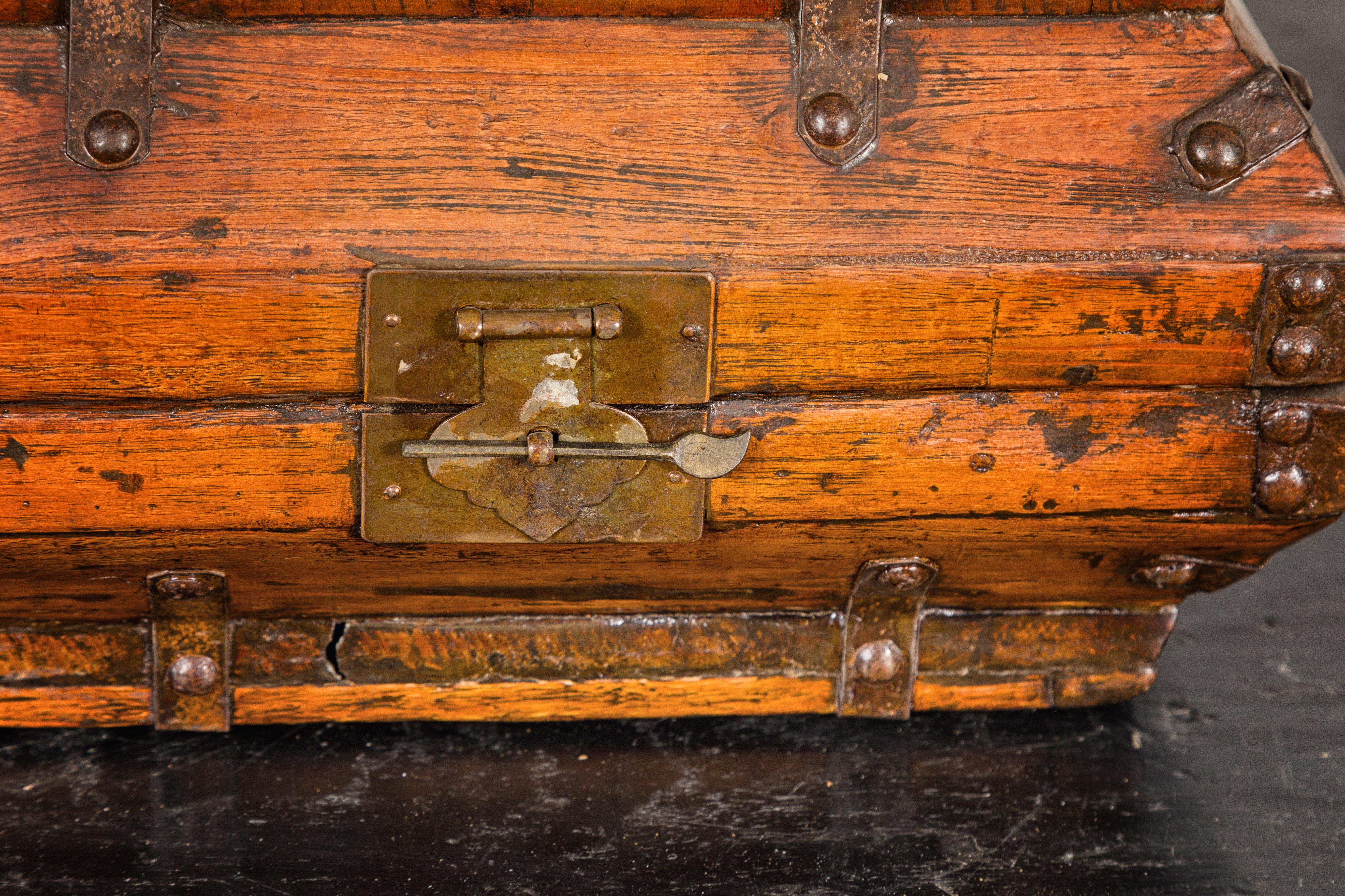 Caja cuadrada de la dinastía Qing con cerradura de latón e interior lacado envejecido Latón en venta