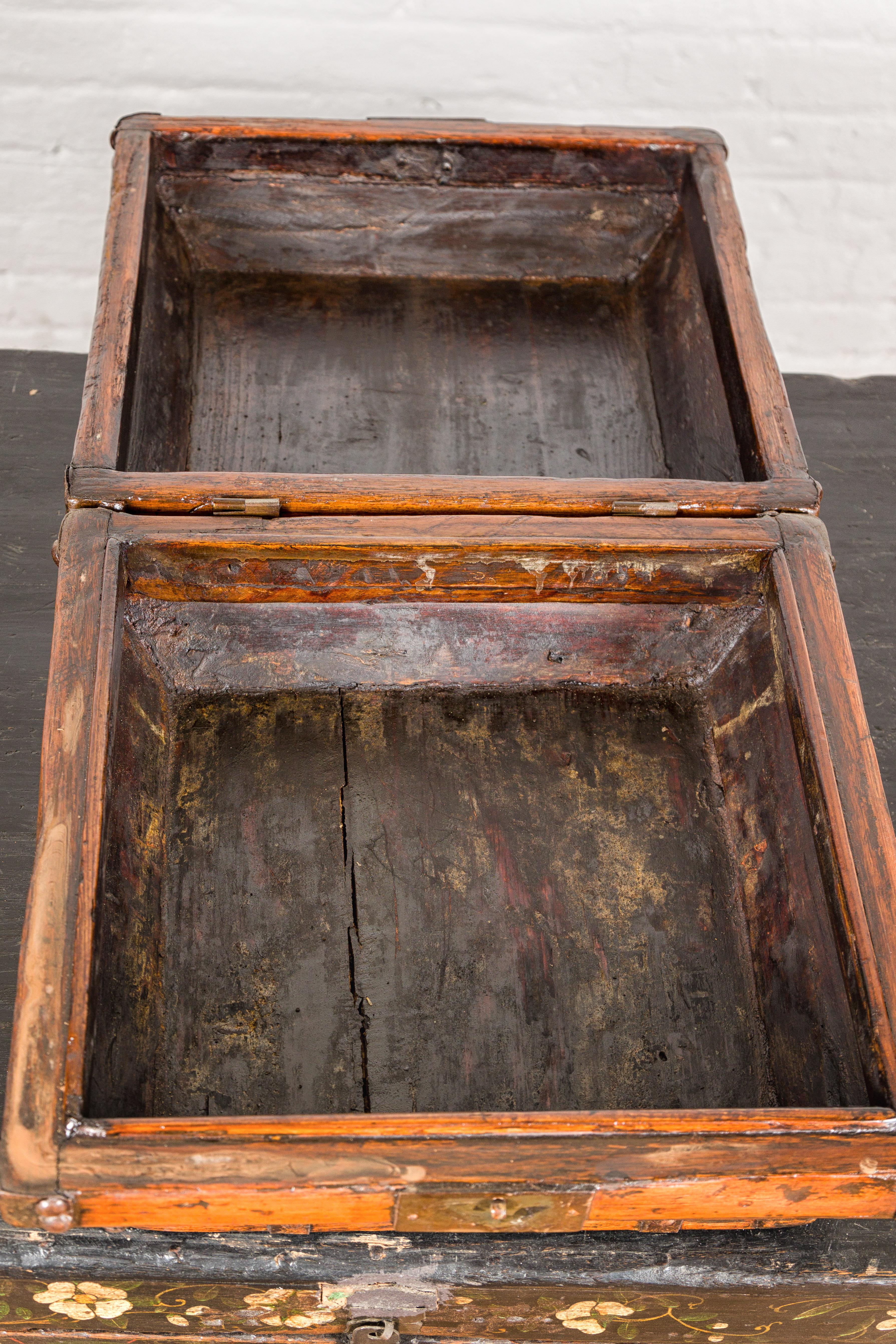 Caja cuadrada de la dinastía Qing con cerradura de latón e interior lacado envejecido en venta 2