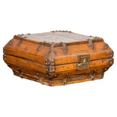 Caja cuadrada de la dinastía Qing con cerradura de latón e interior lacado envejecido