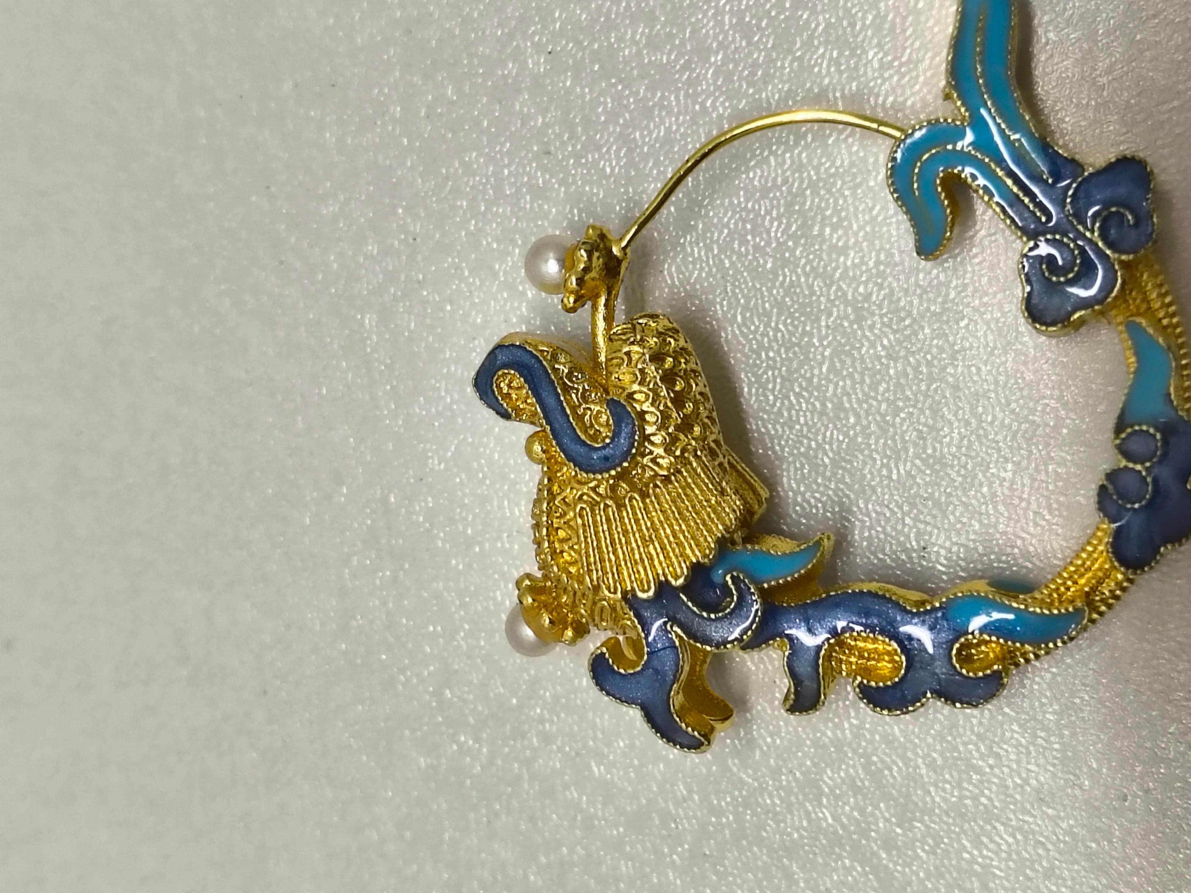 Contemporaneo Orecchini a cerchio con drago smaltato in stile dinastia Qing, tonalità oro in vendita