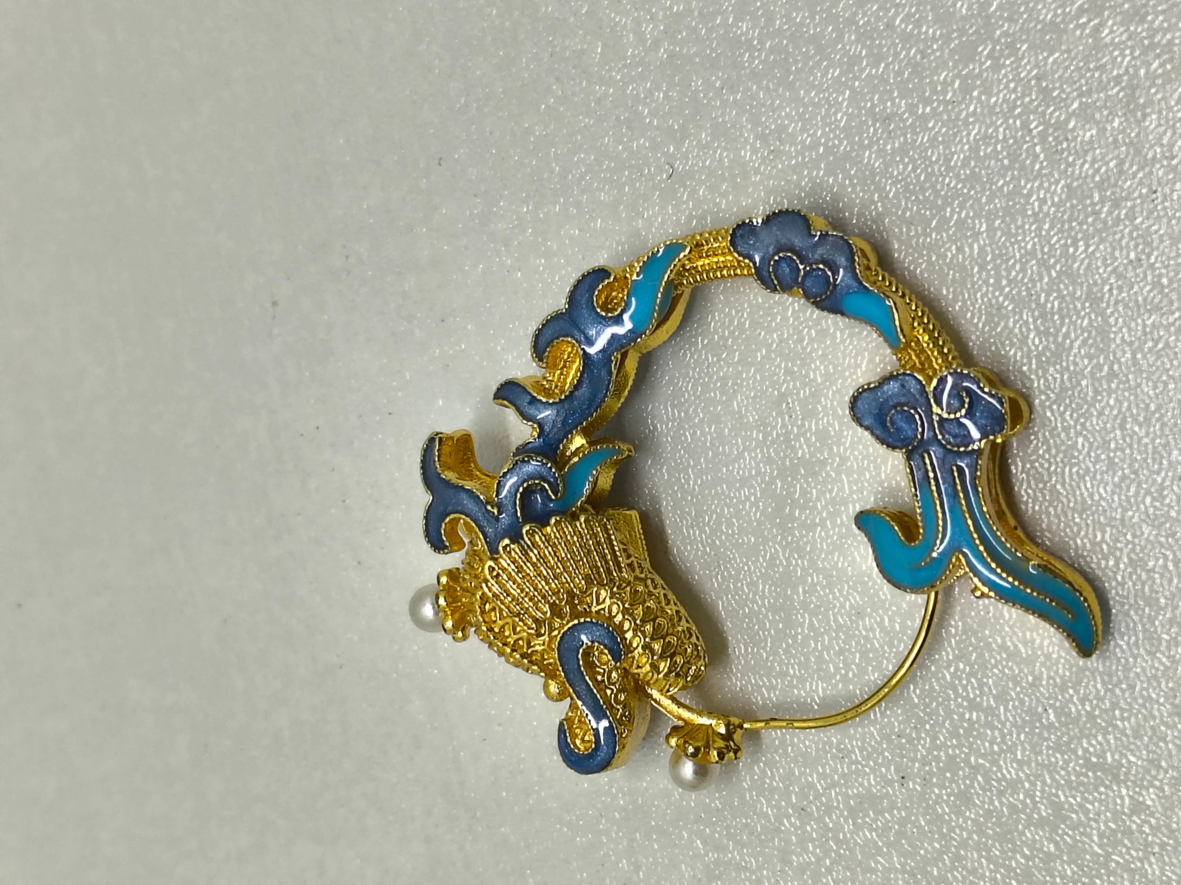 Orecchini a cerchio con drago smaltato in stile dinastia Qing, tonalità oro In condizioni Nuovo in vendita a PUTNEY, NSW