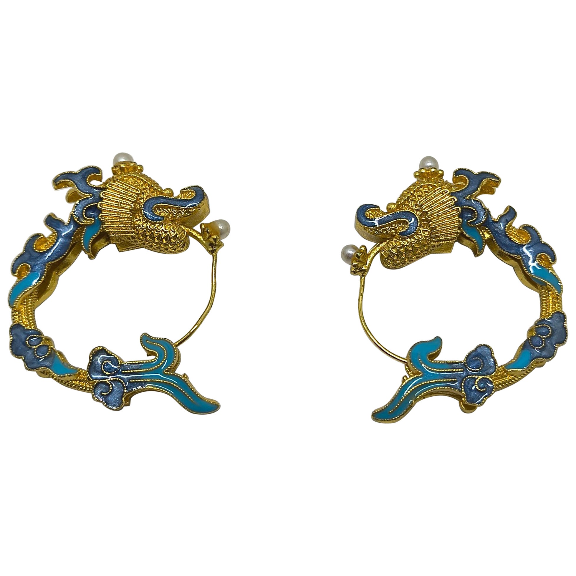 Orecchini a cerchio con drago smaltato in stile dinastia Qing, tonalità oro in vendita