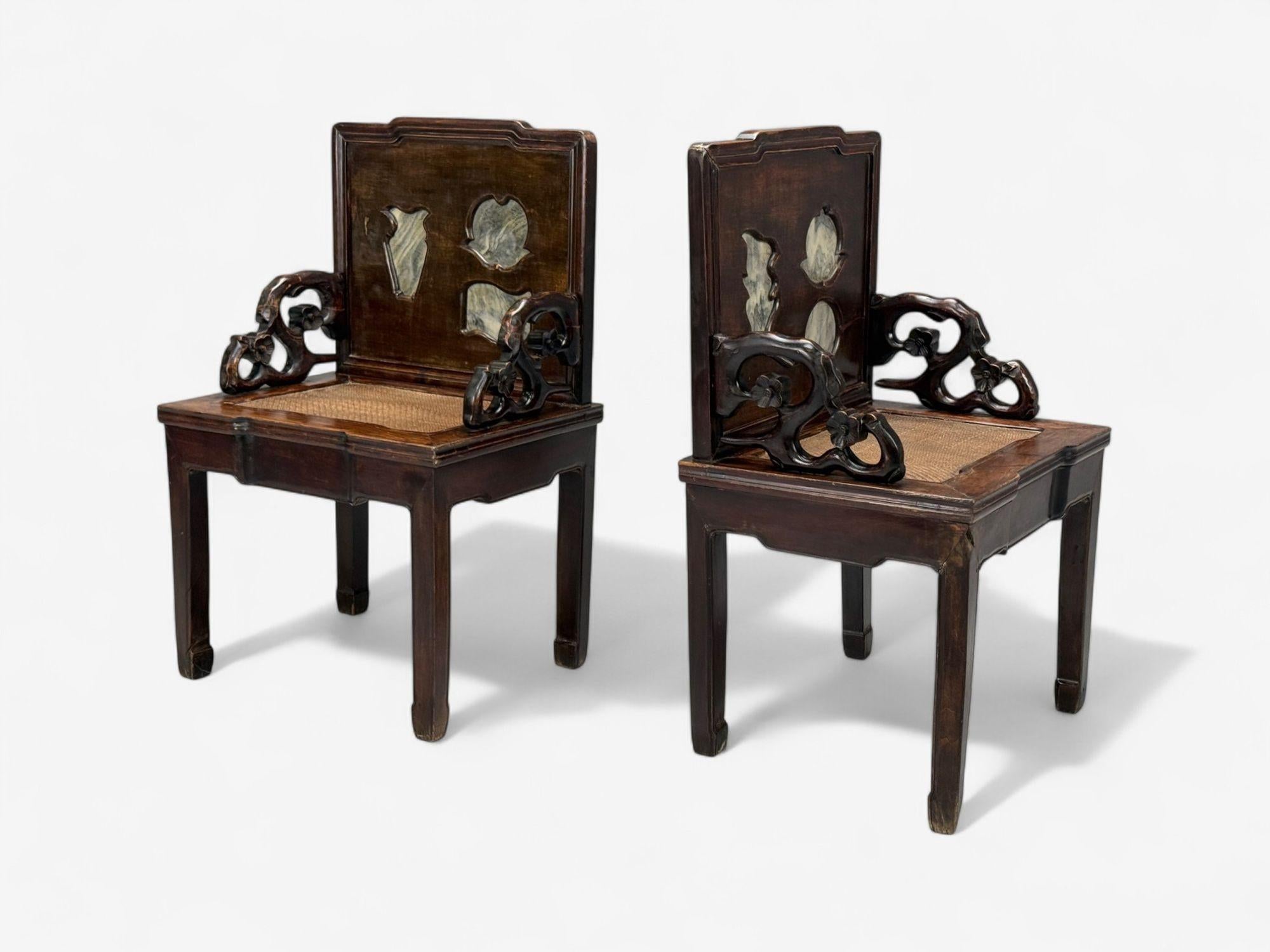 Style dynastie Qing, bois dur, canne, marbre, Fauteuils chinois, Chine, 19e s.

Paire de chaises d'appoint ou d'accoudoir en bois dur, marbre et rotin, de style dynastie Qing. L'assise est en rotin tressé, le dossier est en marbre et les accoudoirs