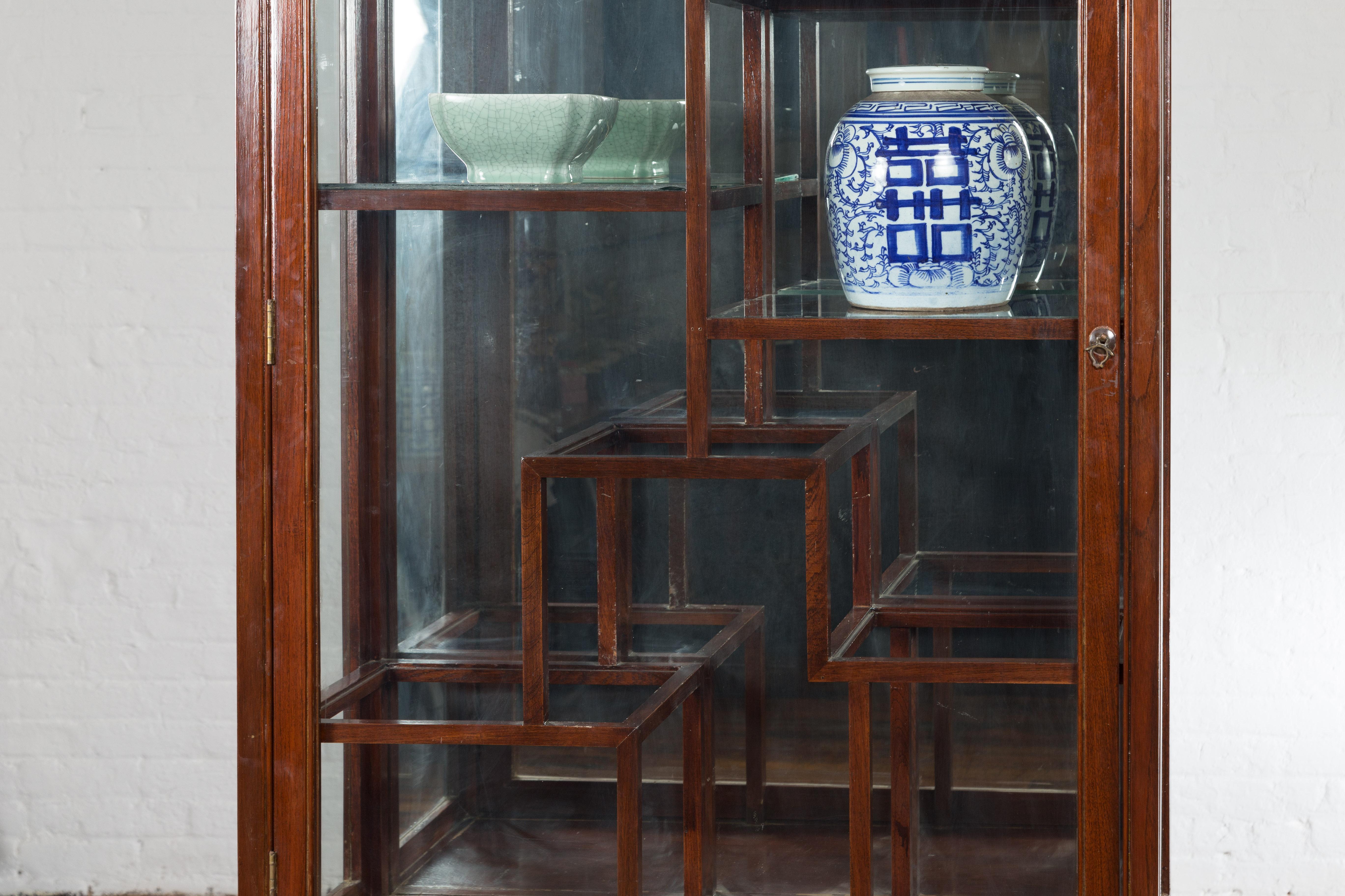 Retrofitierter Vitrineschrank im Stil der Qing-Dynastie mit Spiegeln und Fleckenleuchten im Zustand „Gut“ im Angebot in Yonkers, NY