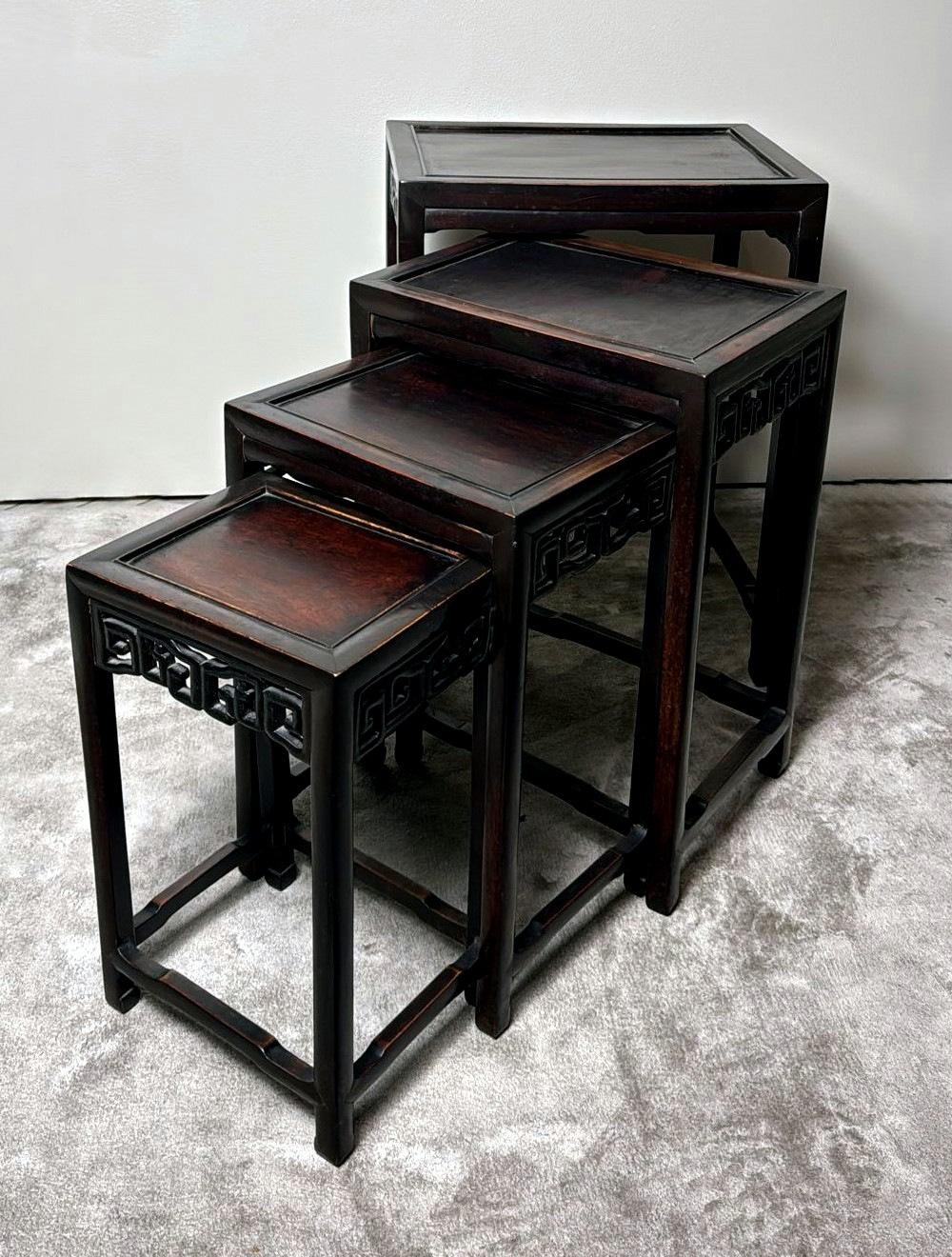 Ensemble de 4 tables d'appoint en bois chinoises de style Dynasty Qing en vente 3