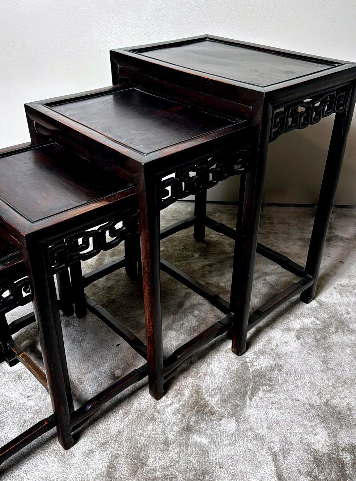 Ensemble de 4 tables d'appoint en bois chinoises de style Dynasty Qing en vente 5