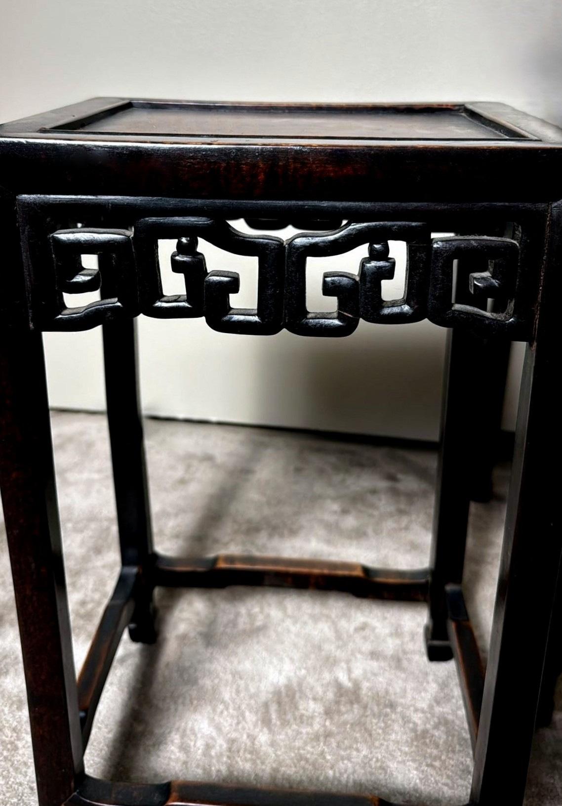 Ensemble de 4 tables d'appoint en bois chinoises de style Dynasty Qing en vente 6