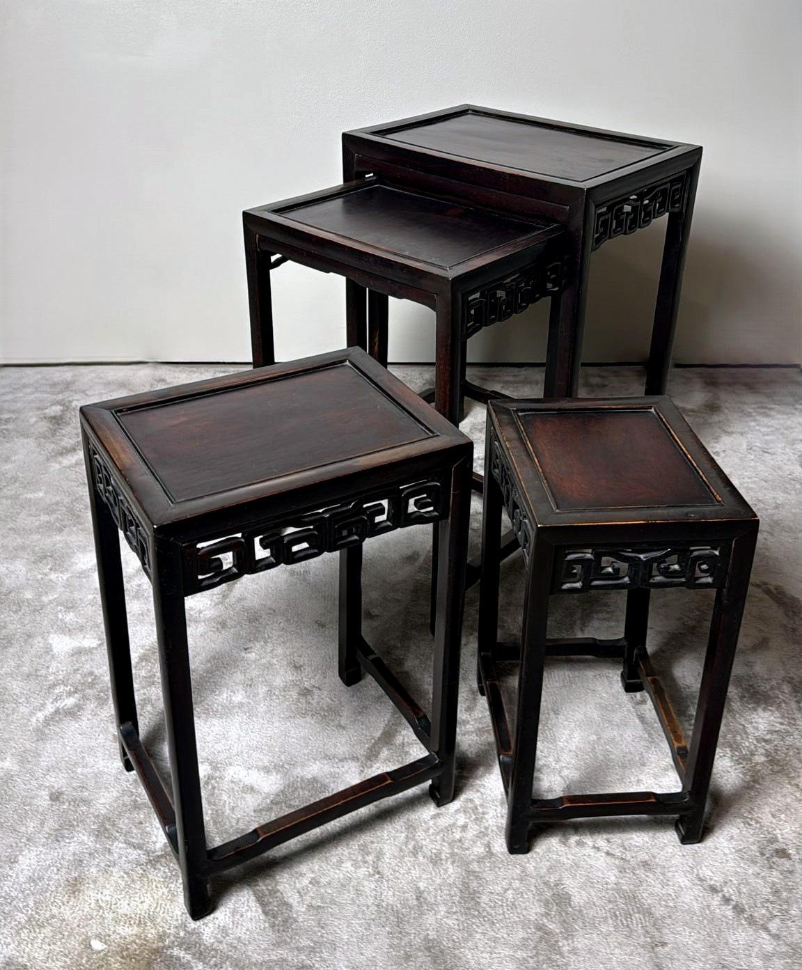 Ensemble de 4 tables d'appoint en bois chinoises de style Dynasty Qing en vente 7