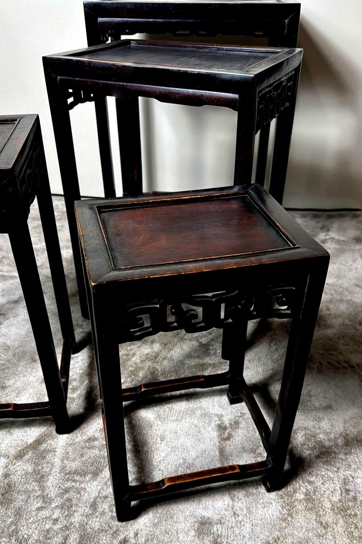 Ensemble de 4 tables d'appoint en bois chinoises de style Dynasty Qing en vente 11
