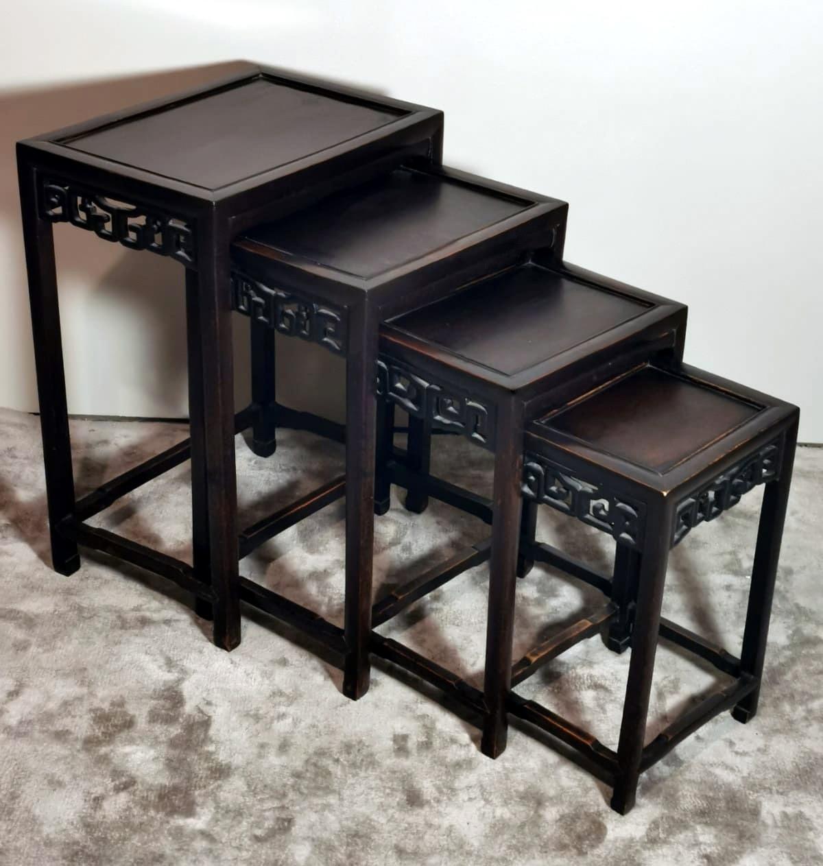 Veuillez lire attentivement la description complète ci-dessous, où nous fournissons des détails techniques et historiques pour garantir l'authenticité de nos articles.
Il s'agit d'un ensemble original de quatre tables d'appoint chinoises en chêne