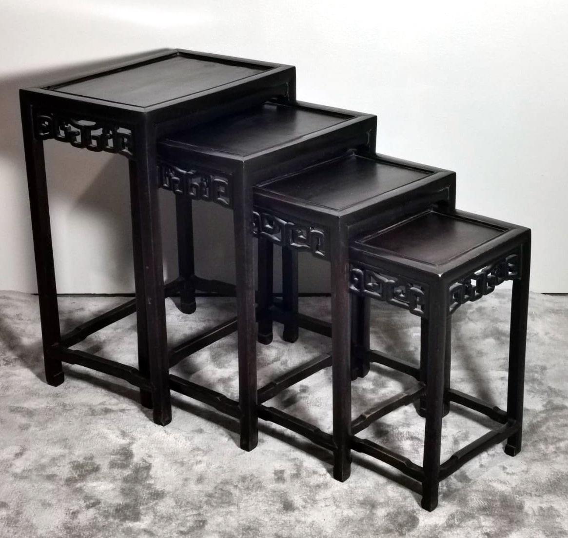 Exportation chinoise Ensemble de 4 tables d'appoint en bois chinoises de style Dynasty Qing en vente