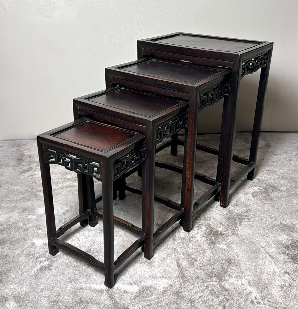Chinois Ensemble de 4 tables d'appoint en bois chinoises de style Dynasty Qing en vente