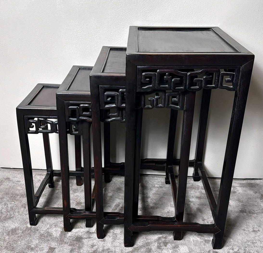 Ensemble de 4 tables d'appoint en bois chinoises de style Dynasty Qing Bon état - En vente à Prato, Tuscany