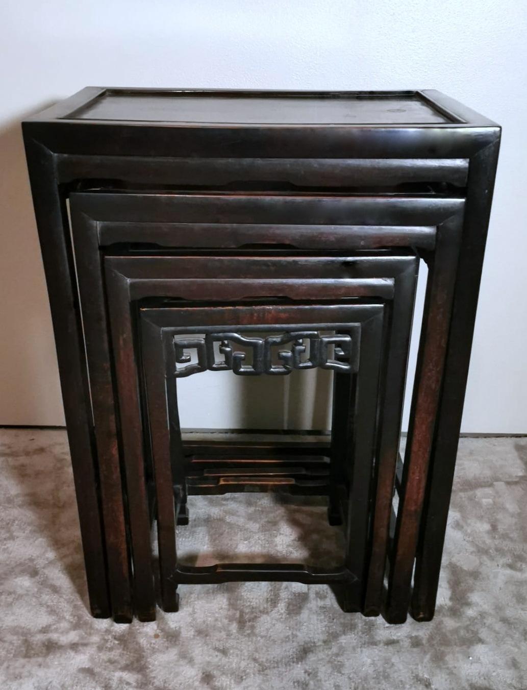 20ième siècle Ensemble de 4 tables d'appoint en bois chinoises de style Dynasty Qing en vente