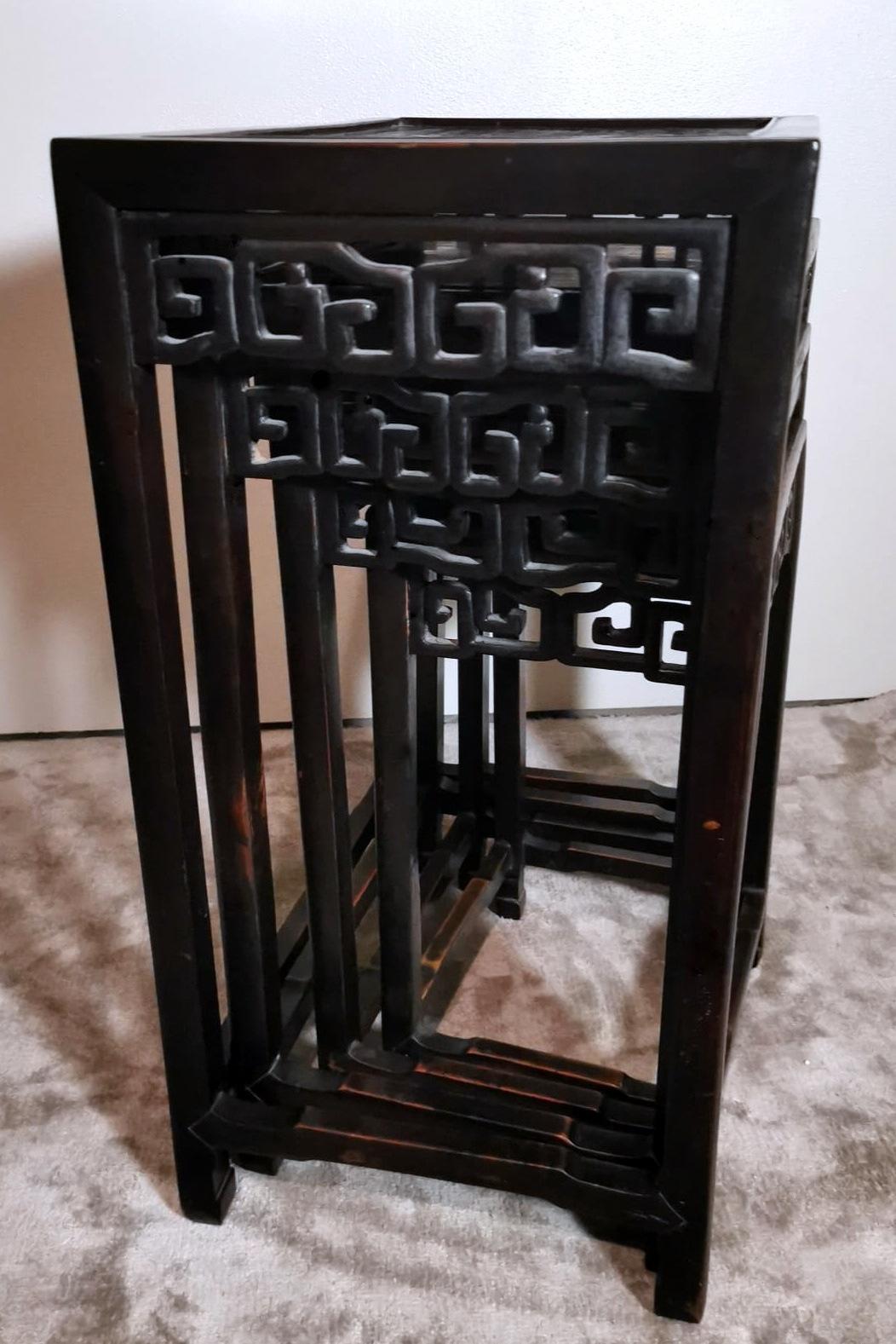 Chêne Ensemble de 4 tables d'appoint en bois chinoises de style Dynasty Qing en vente