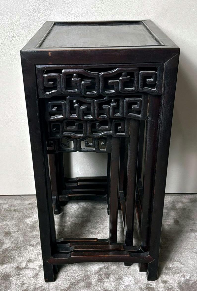Ensemble de 4 tables d'appoint en bois chinoises de style Dynasty Qing en vente 1
