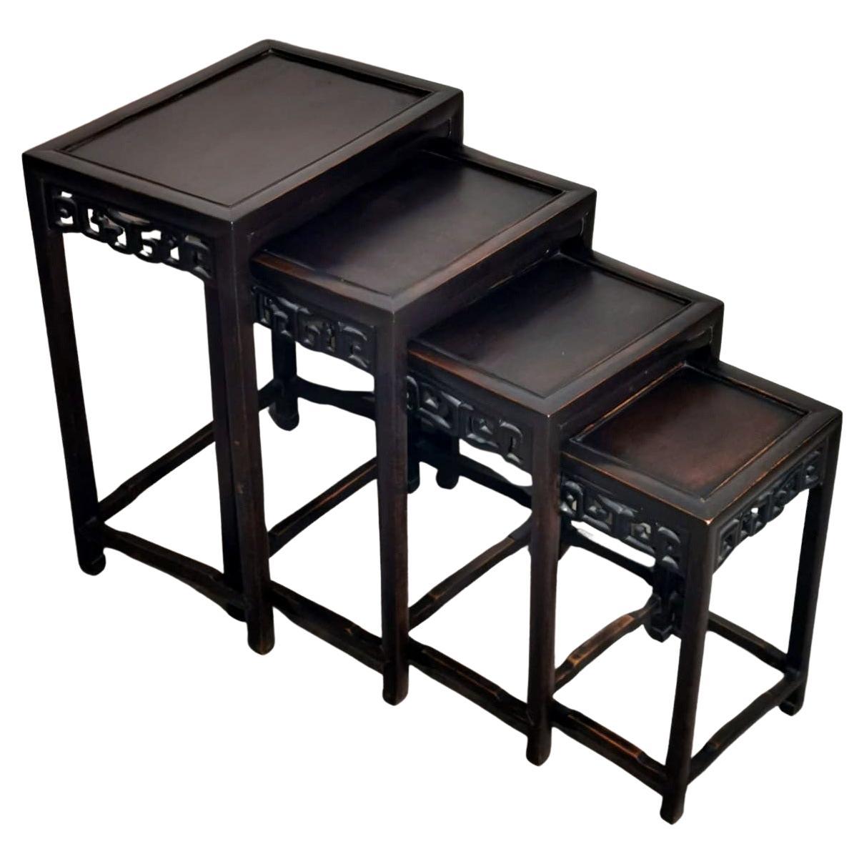 Ensemble de 4 tables d'appoint en bois chinoises de style Dynasty Qing en vente