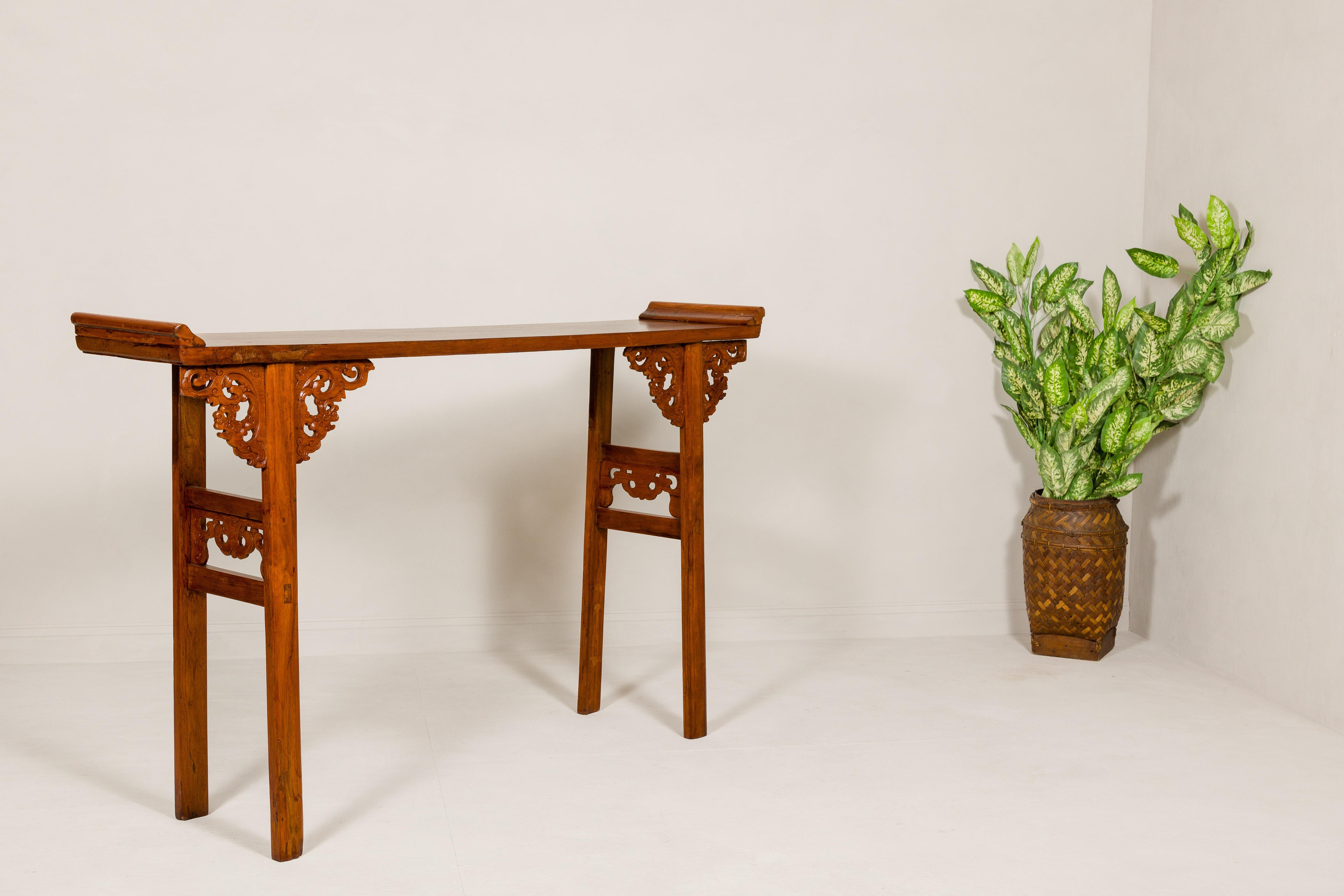 Qing Dynasty Tall Altar Console Table with Carved Scrolling Spandrels For Sale 4