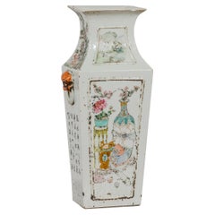 Weiße Porzellanvase aus der Qing Dynasty mit gemalten Blumen, Objekten und Kalligraphie