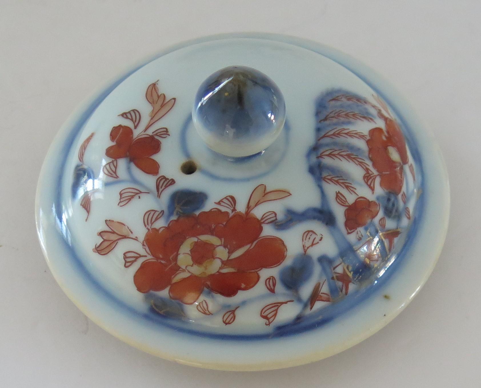 Chinesische Teekanne aus der Kangxi-Periode, handbemalt mit Imari-Muster, um 1710 im Angebot 3
