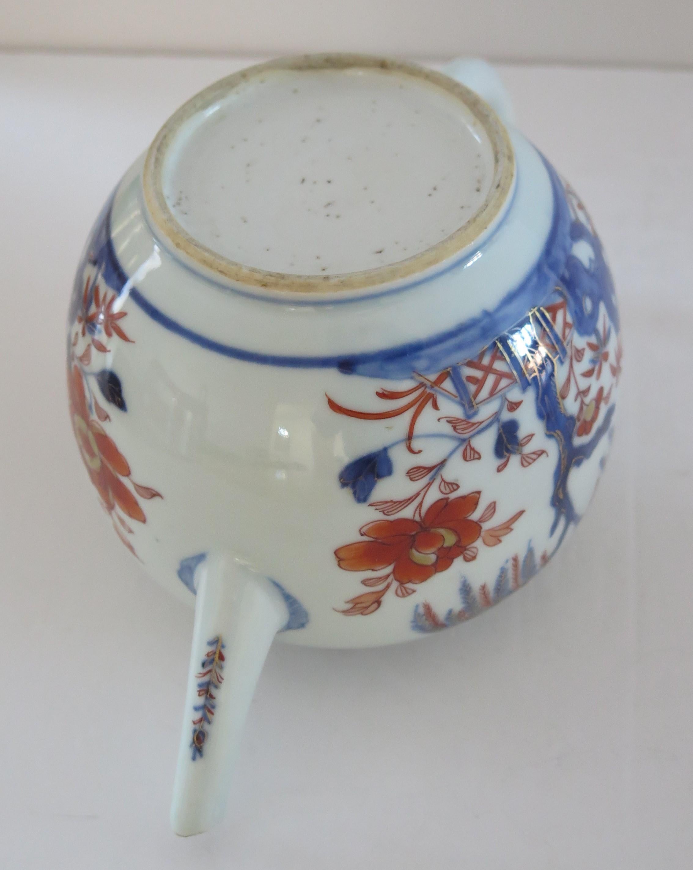 Chinese Export Kangxi Period Teapot Hand Painted Imari Pattern, Circa 1710 For Sale 5