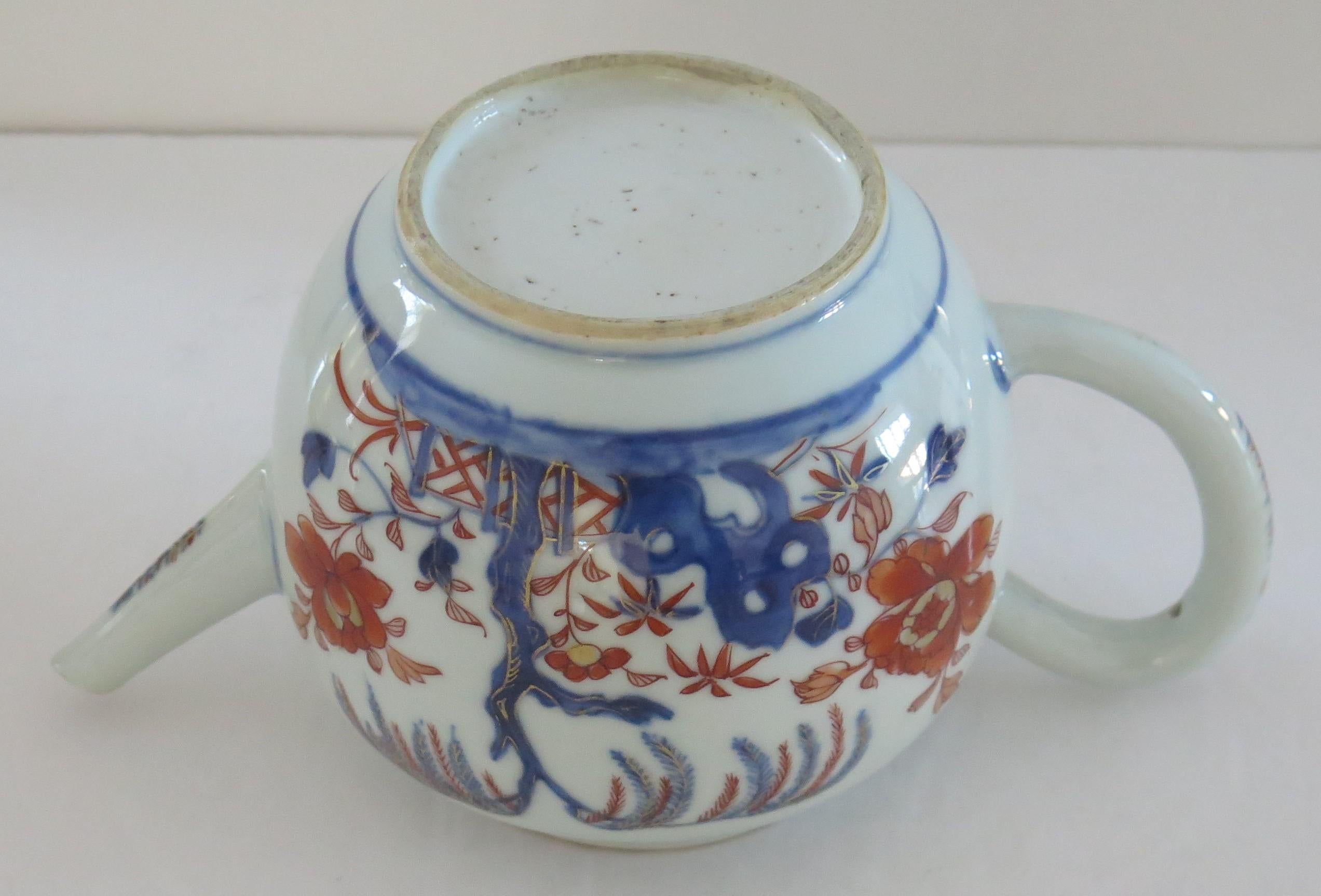 Chinese Export Kangxi Period Teapot Hand Painted Imari Pattern, Circa 1710 For Sale 6