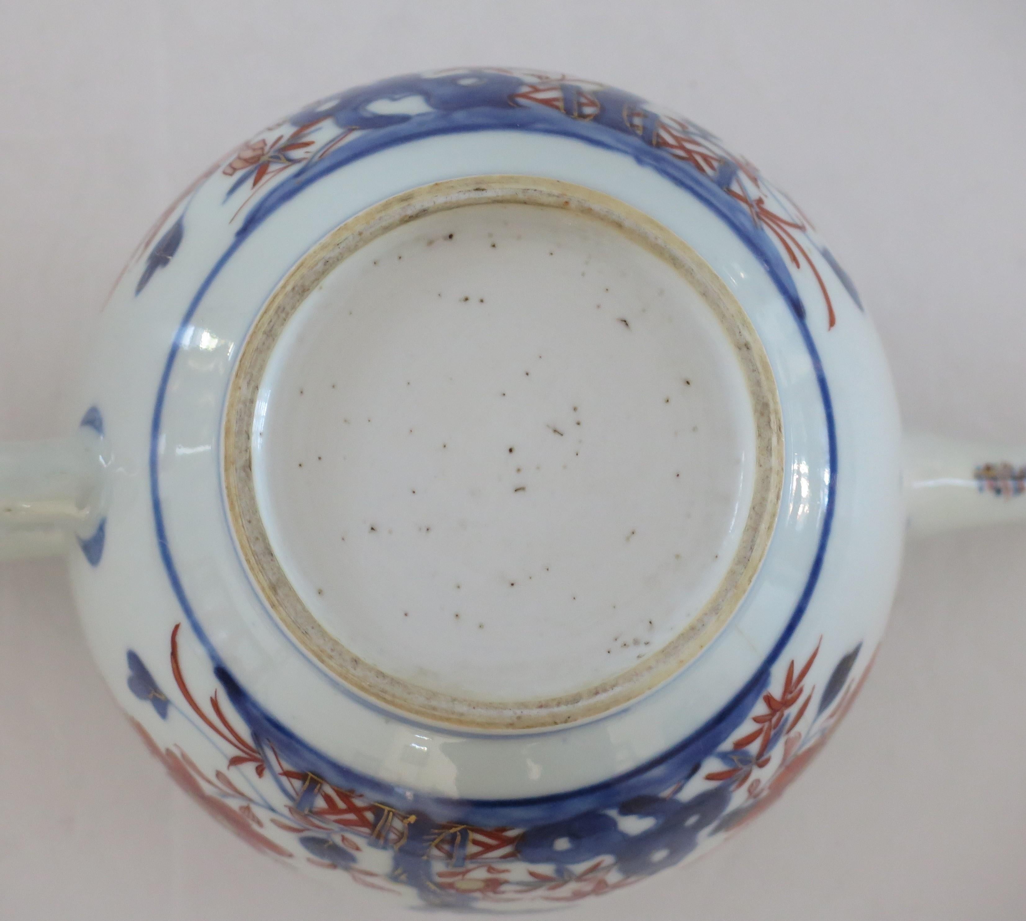 Chinese Export Kangxi Period Teapot Hand Painted Imari Pattern, Circa 1710 For Sale 9