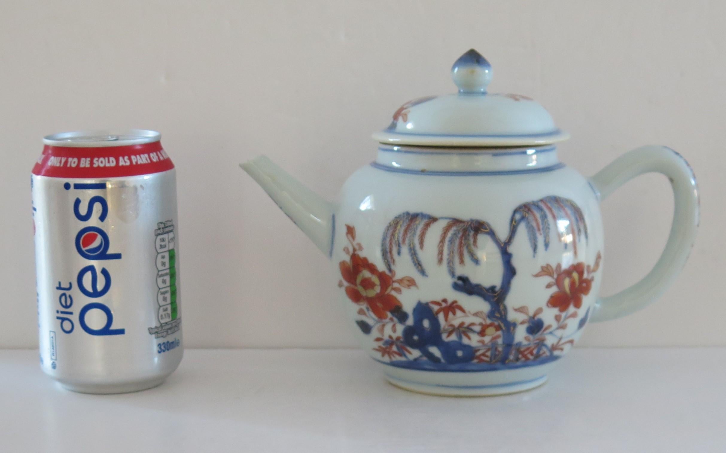 Chinese Export Kangxi Period Teapot Hand Painted Imari Pattern, Circa 1710 For Sale 10