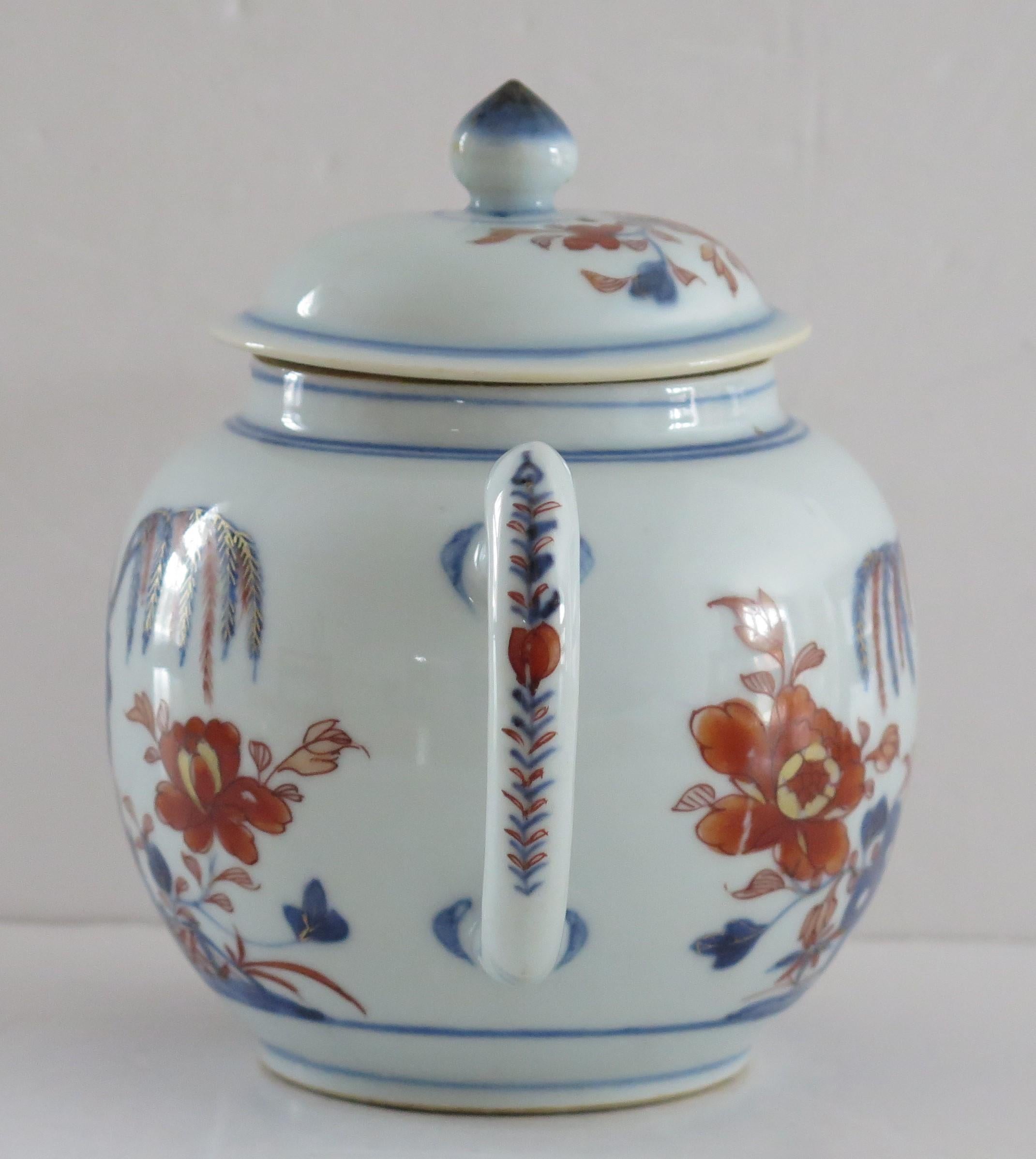Chinesische Teekanne aus der Kangxi-Periode, handbemalt mit Imari-Muster, um 1710 (Chinesischer Export) im Angebot