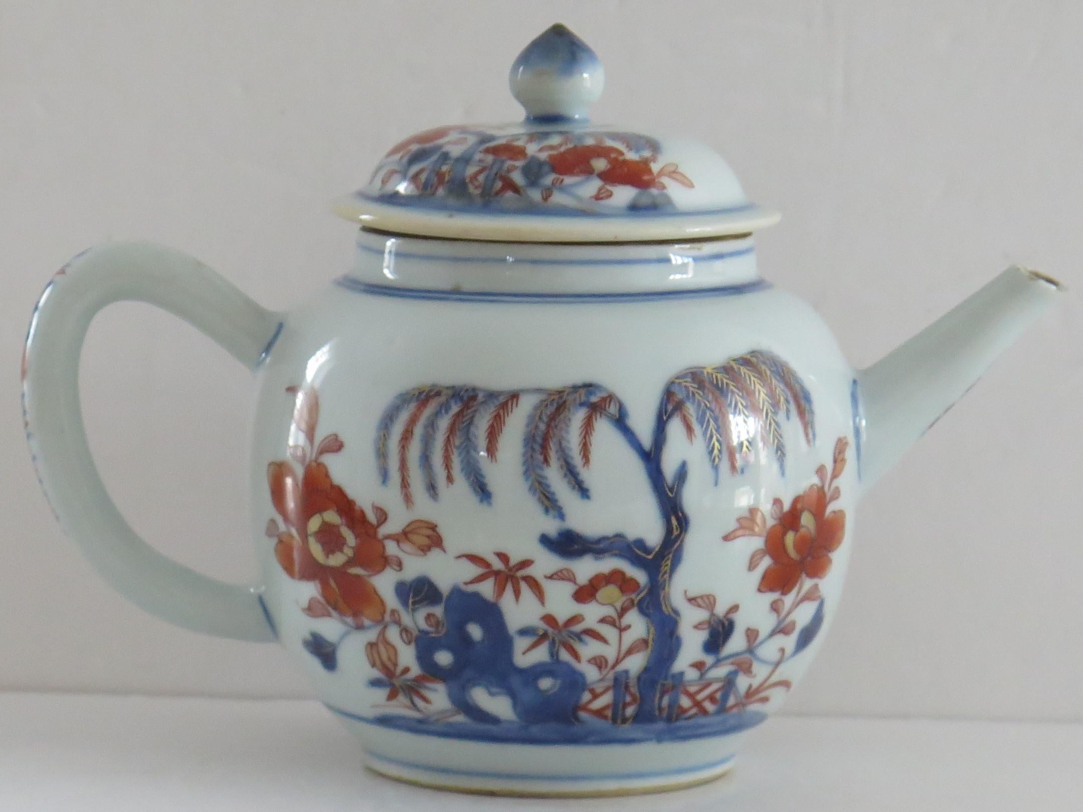 Hand-Painted Chinese Export Kangxi Period Teapot Hand Painted Imari Pattern, Circa 1710 For Sale
