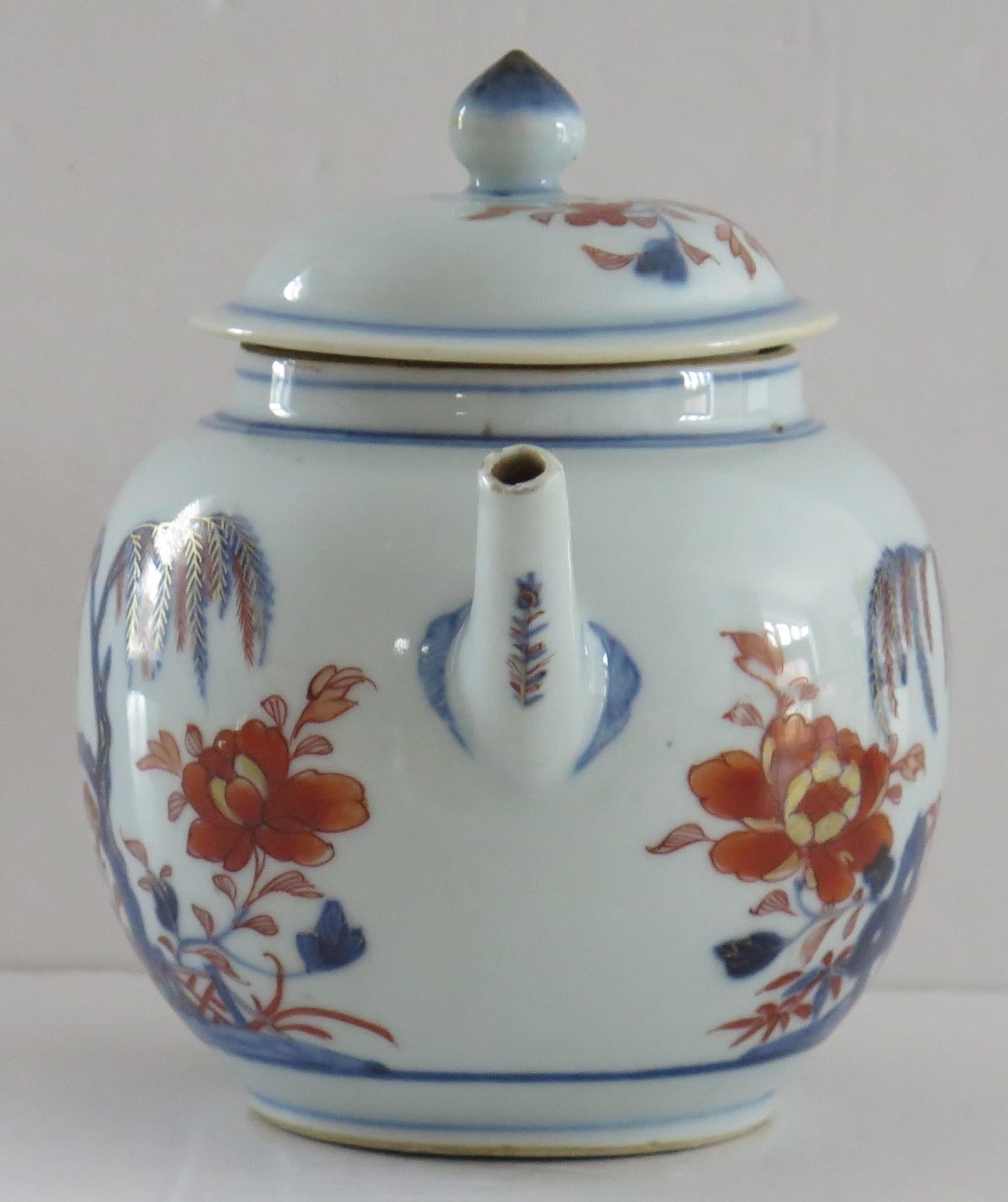 Chinesische Teekanne aus der Kangxi-Periode, handbemalt mit Imari-Muster, um 1710 im Zustand „Gut“ im Angebot in Lincoln, Lincolnshire