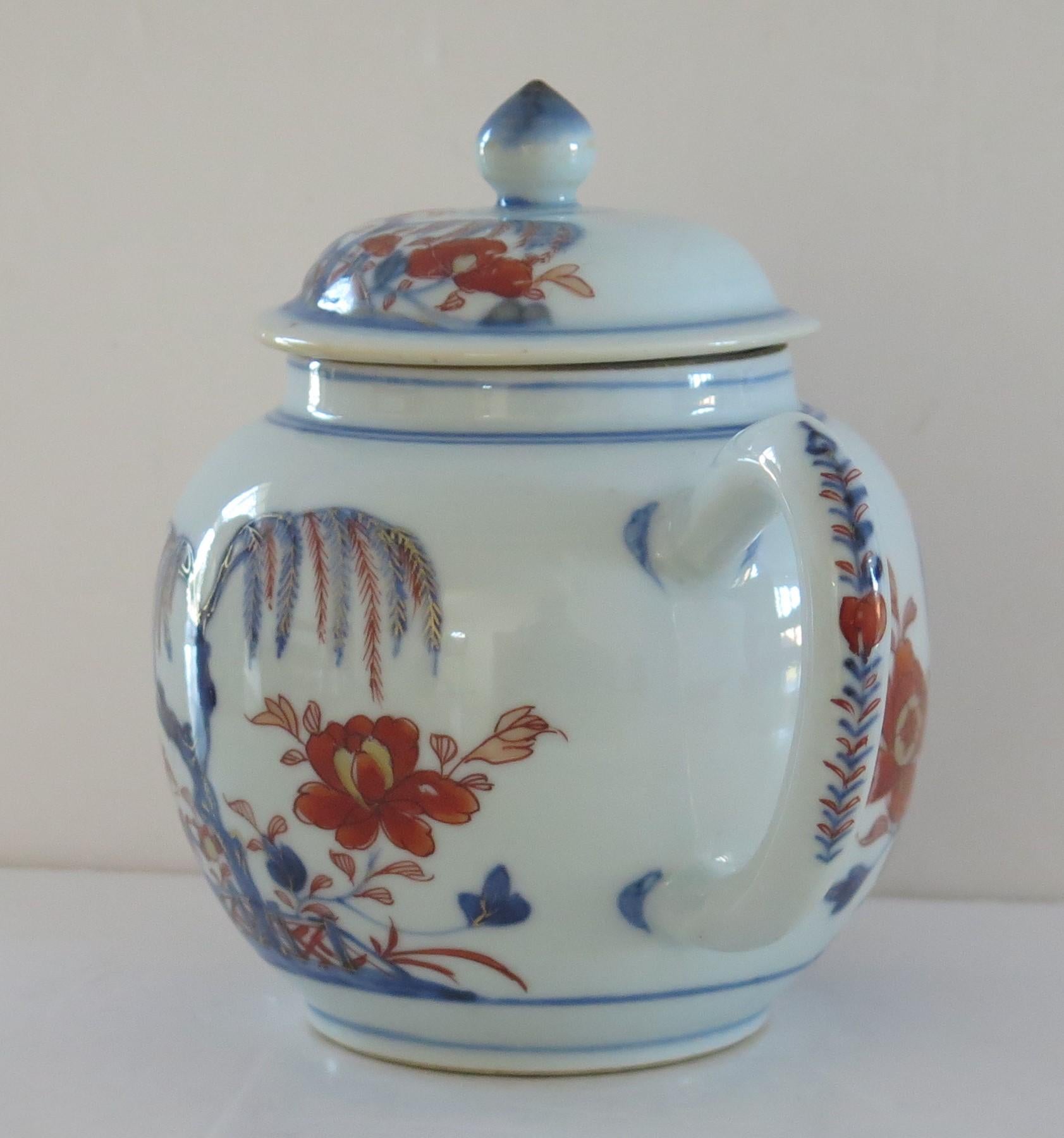 Chinesische Teekanne aus der Kangxi-Periode, handbemalt mit Imari-Muster, um 1710 (18. Jahrhundert) im Angebot