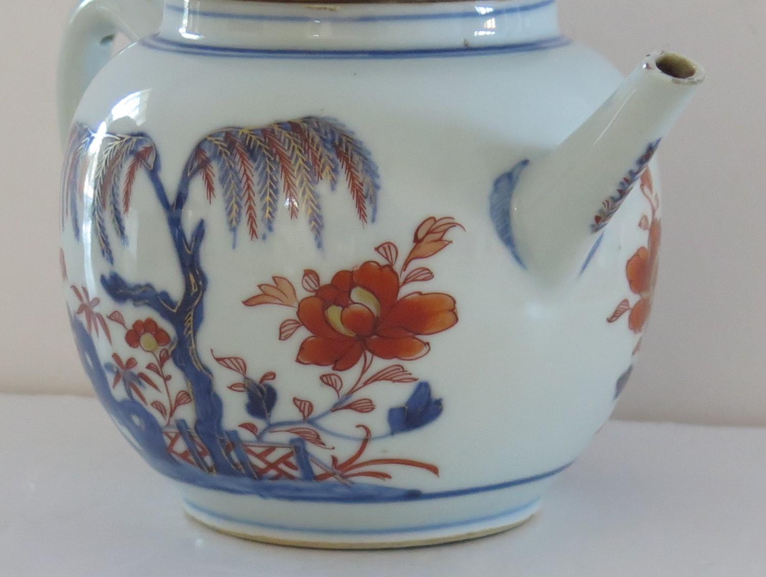 Chinese Export Kangxi Period Teapot Hand Painted Imari Pattern, Circa 1710 For Sale 1
