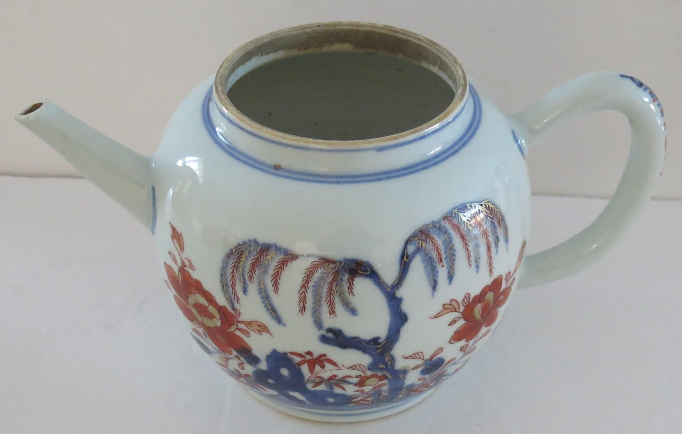 Chinese Export Kangxi Period Teapot Hand Painted Imari Pattern, Circa 1710 For Sale 2