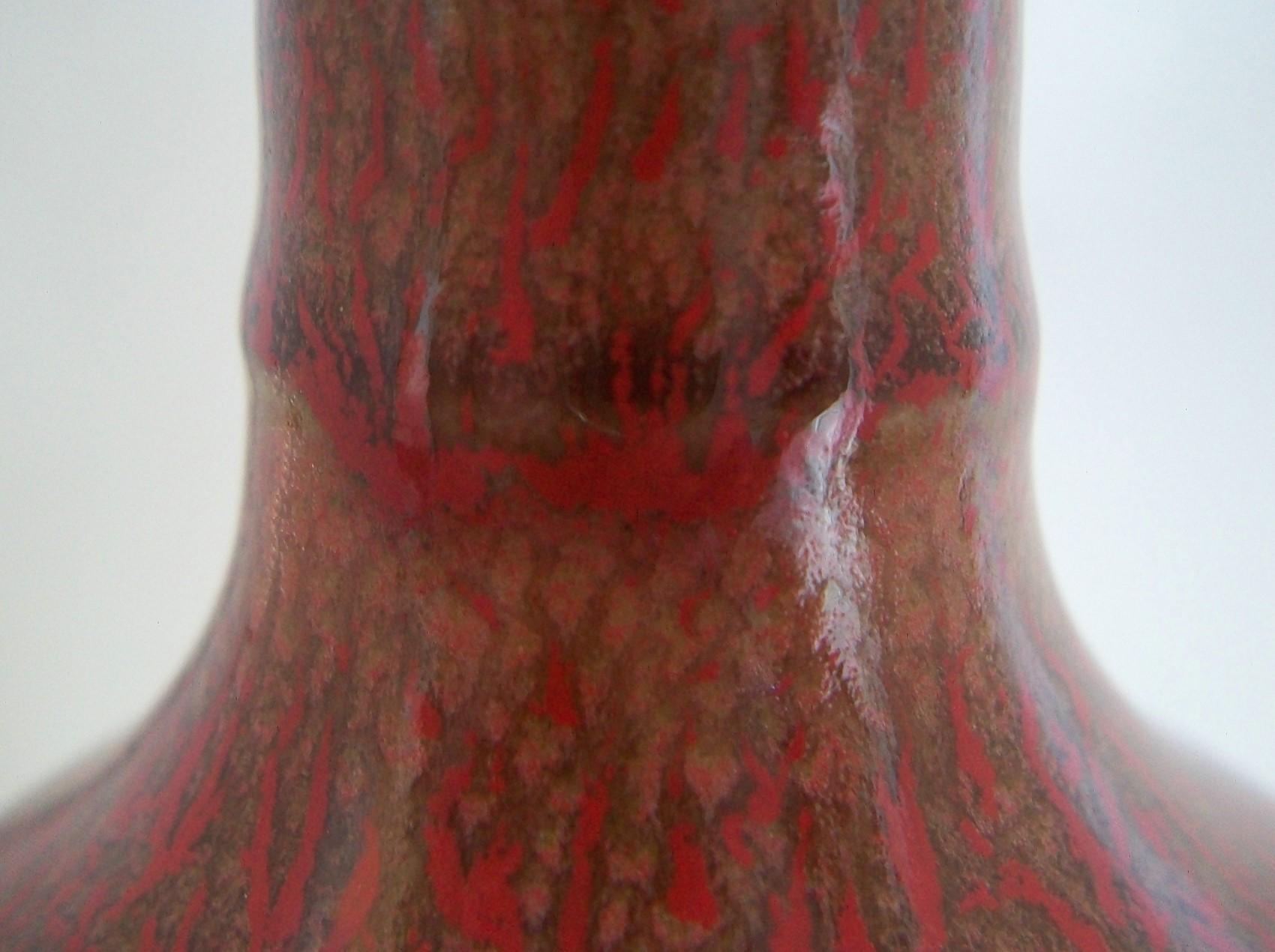 Qing Peach-Bloom Bottle Neck Vase, Six Character Mark, China, 19th Century For Sale 4