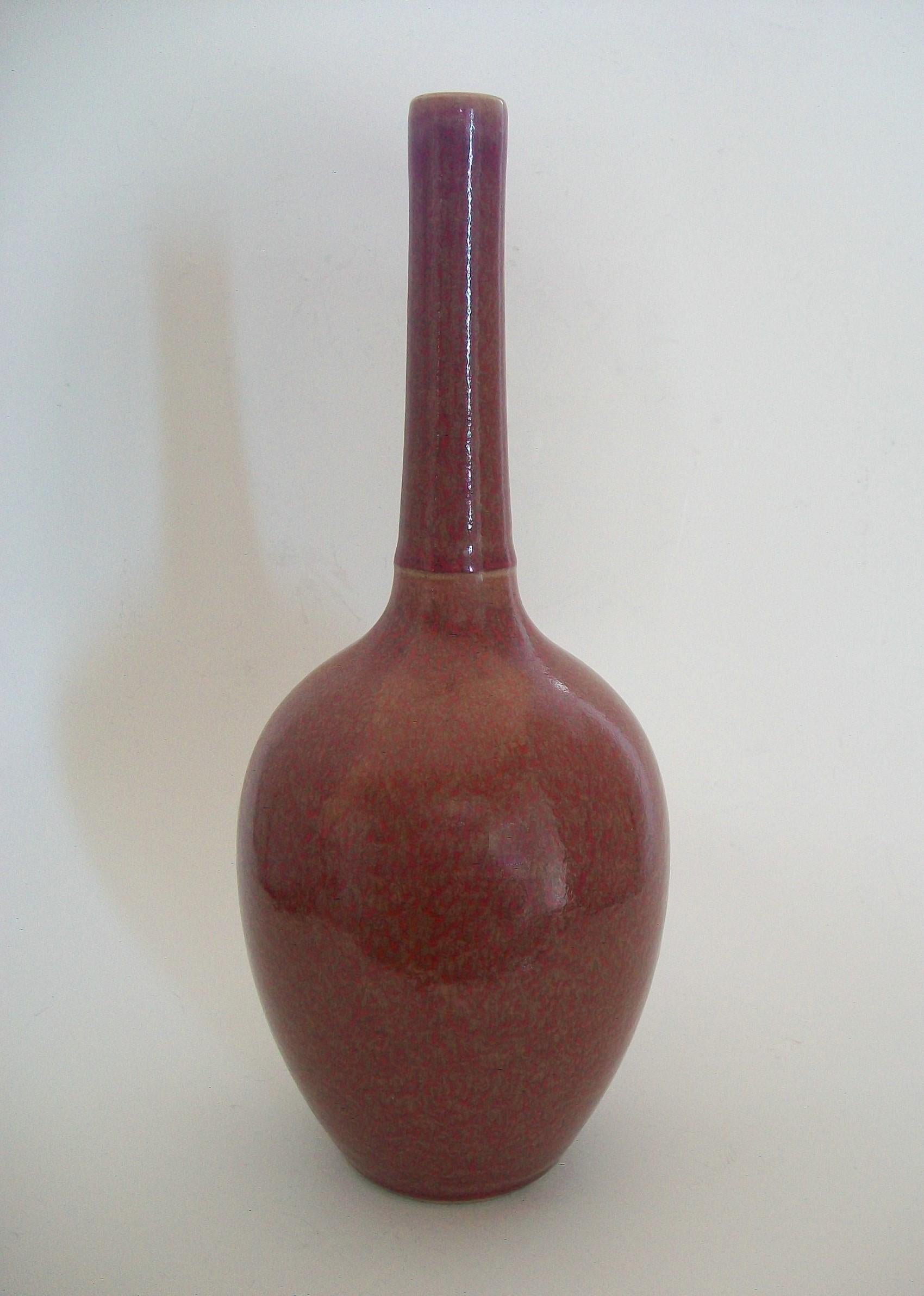 Antike Flaschenhalsvase aus Qing-Keramik mit Pfirsichblütenglasur - elegante Form mit einer einzelnen Schnur am länglichen Hals - gesprenkelte Glasur mit roten Sprenkeln über einer rosa-beigen Grundfarbe - Sechs-Zeichen-Marke auf dem Sockel in