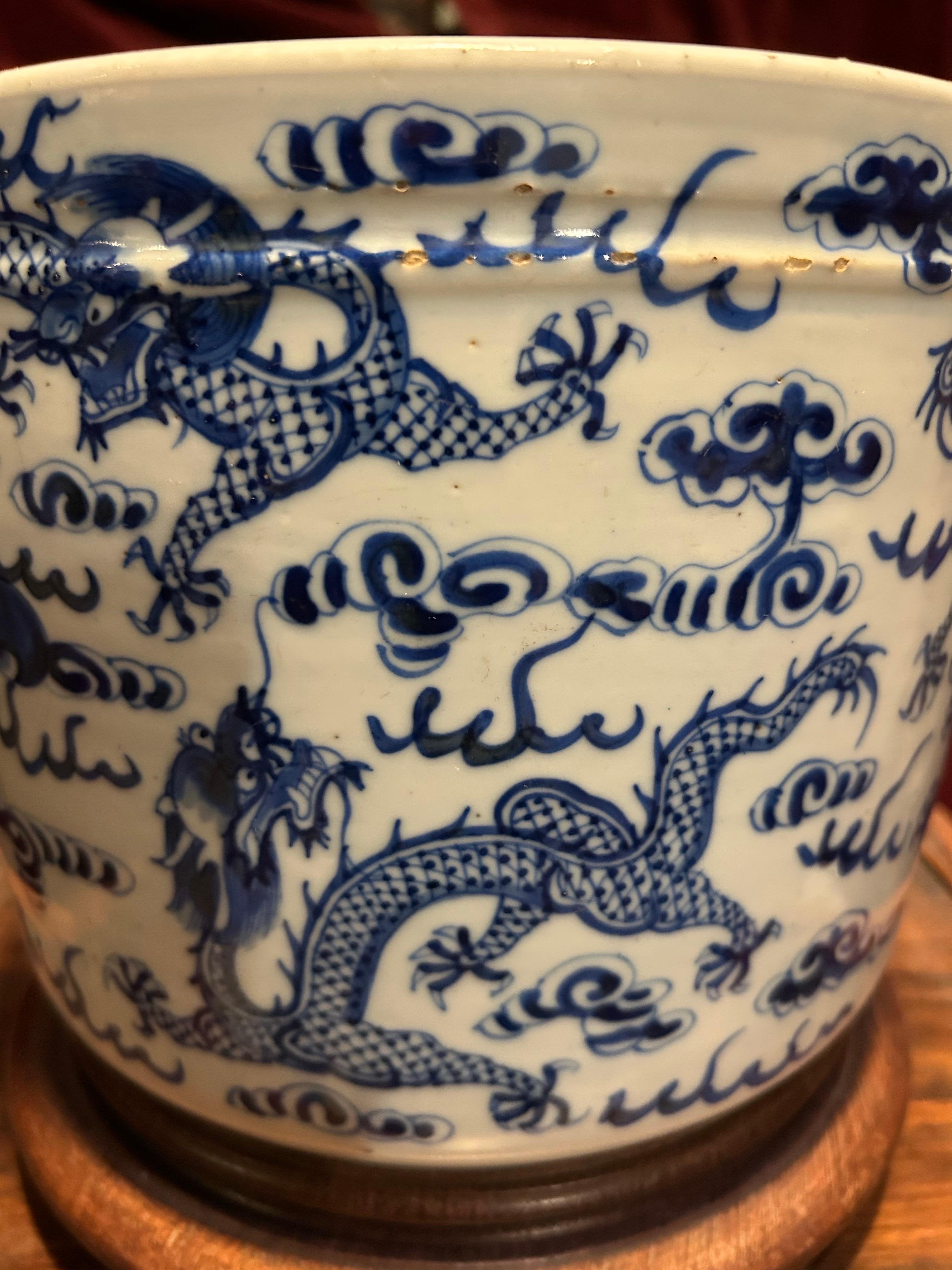 Vaso cinese di grandi dimensioni in ceramica blu e bianca del periodo Qing con draghi in vendita 3