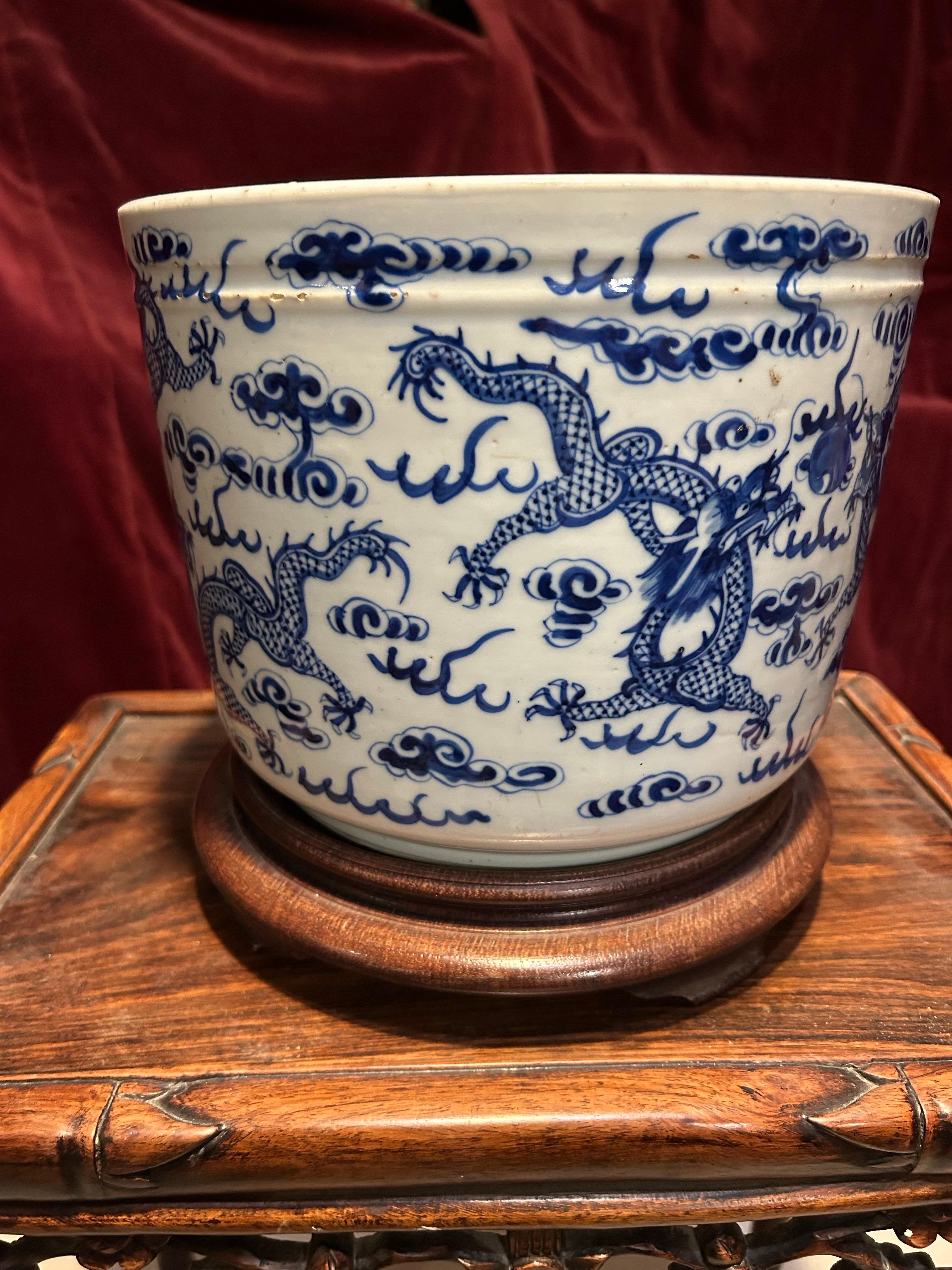 Vaso cinese di grandi dimensioni in ceramica blu e bianca del periodo Qing con draghi in vendita 4