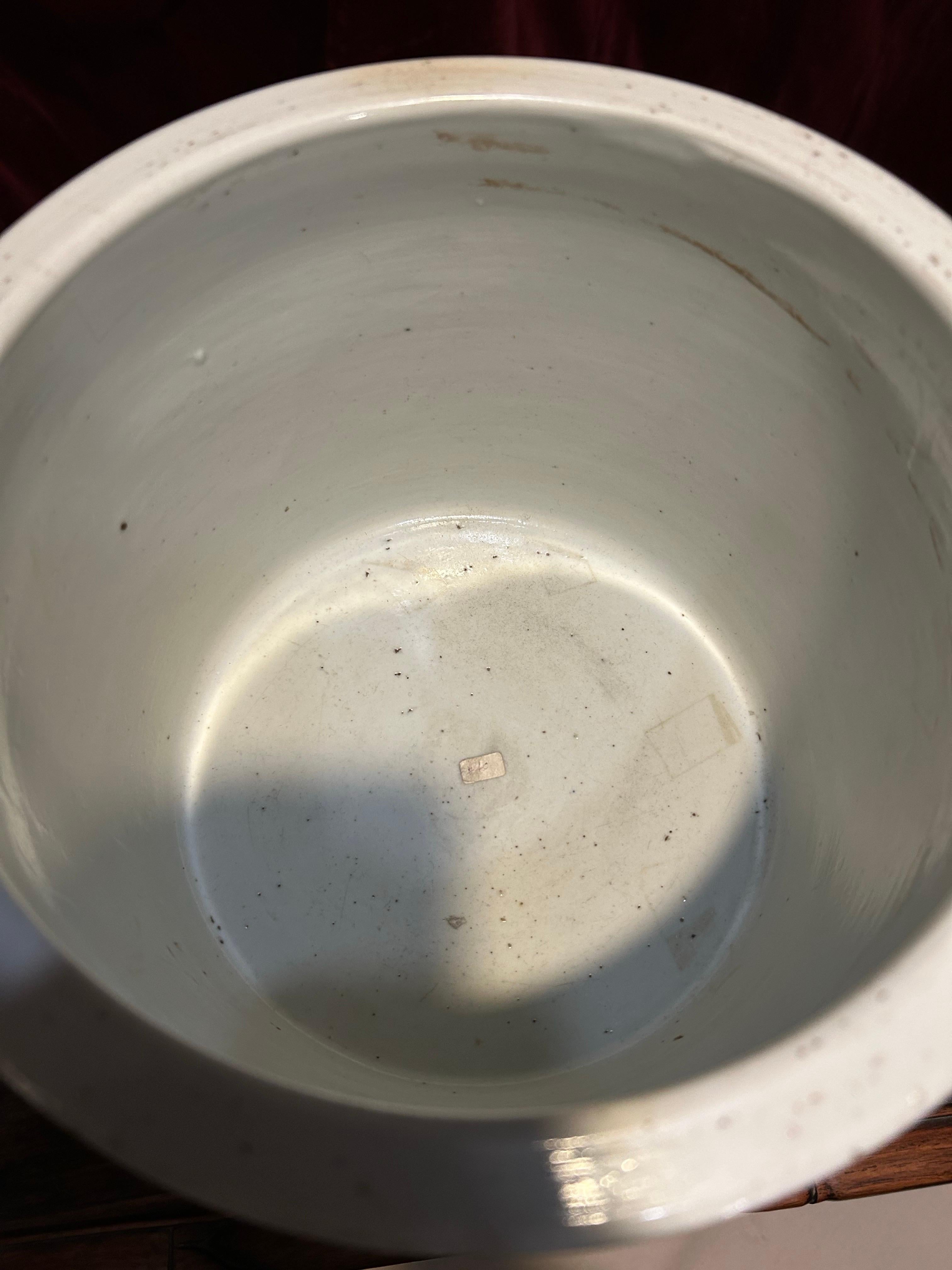 Vaso cinese di grandi dimensioni in ceramica blu e bianca del periodo Qing con draghi in vendita 5