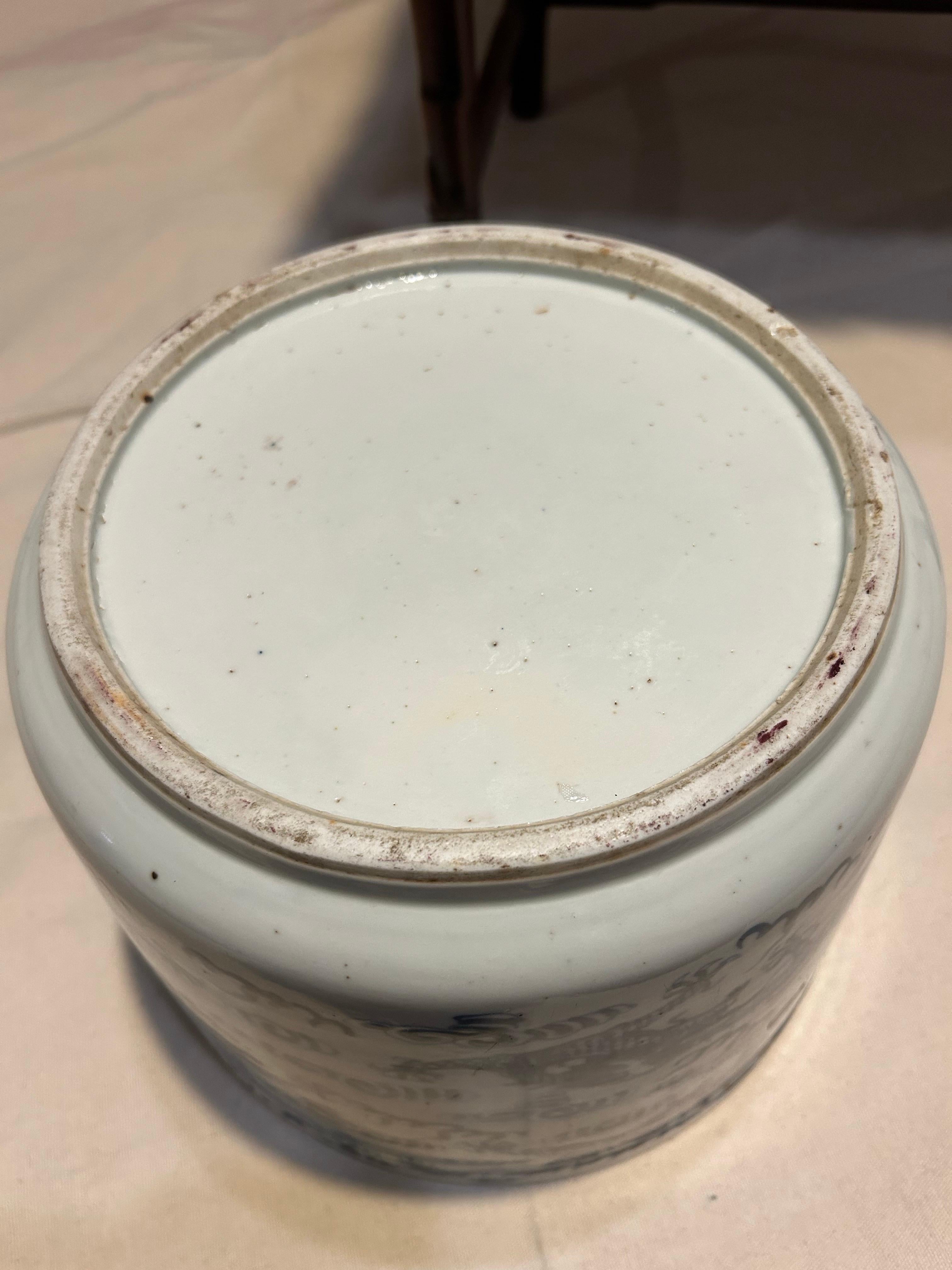 Vaso cinese di grandi dimensioni in ceramica blu e bianca del periodo Qing con draghi in vendita 6