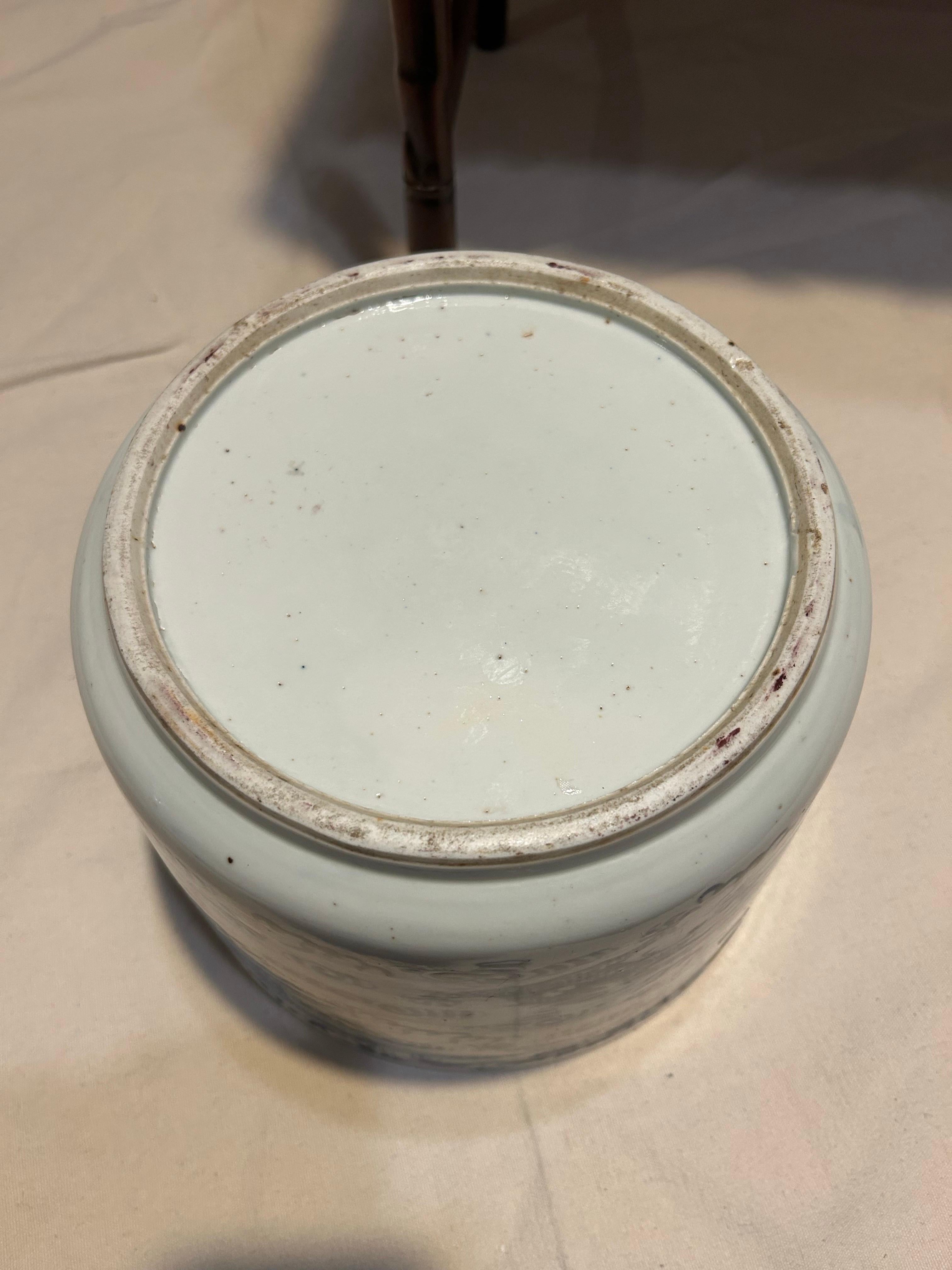 Vaso cinese di grandi dimensioni in ceramica blu e bianca del periodo Qing con draghi in vendita 7