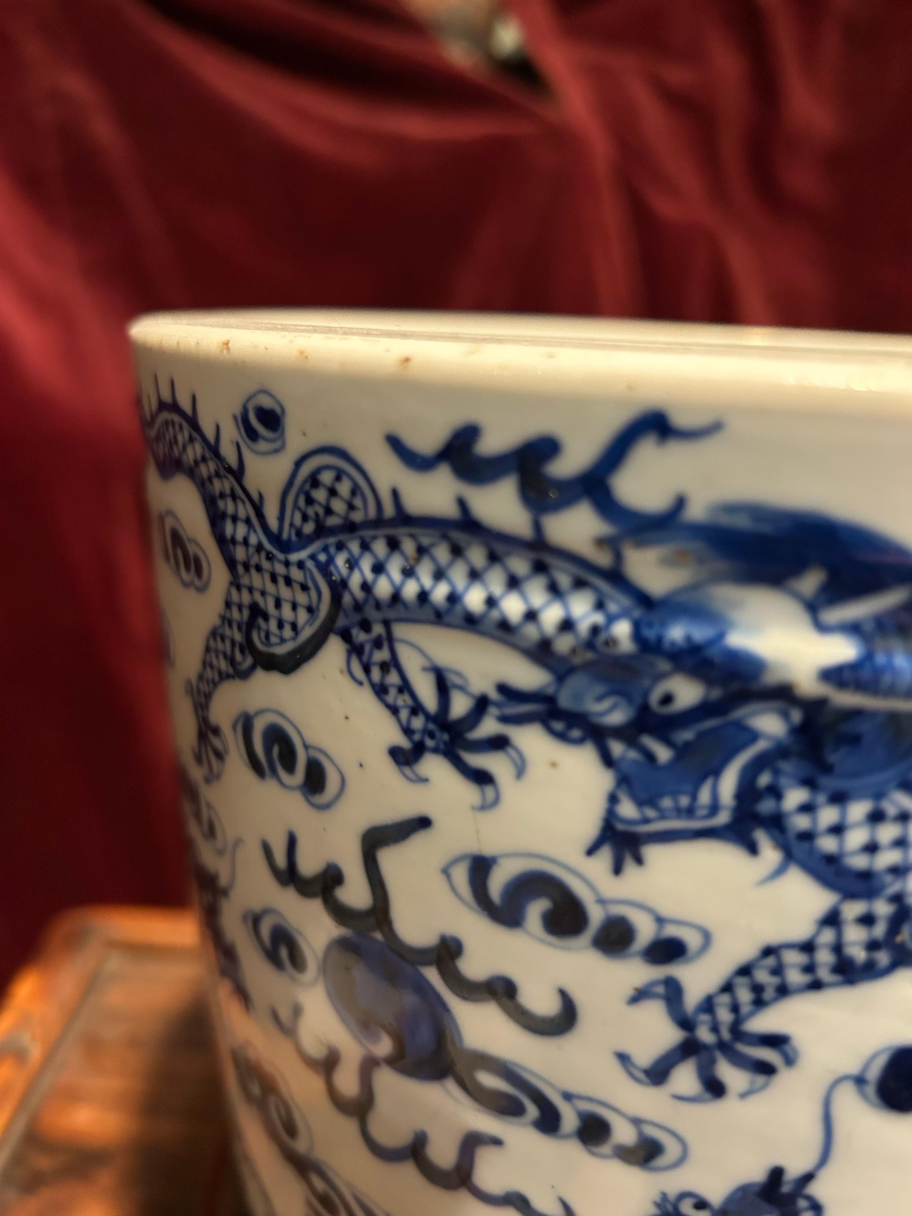 Vaso con drago bianco e blu di alta qualità della tarda dinastia Qing. Eccellente condizione originale, senza crepe o difetti visibili e con diversi segni di autenticità visibili come mostrato nelle foto. Un pezzo eccellente da aggiungere alla tua