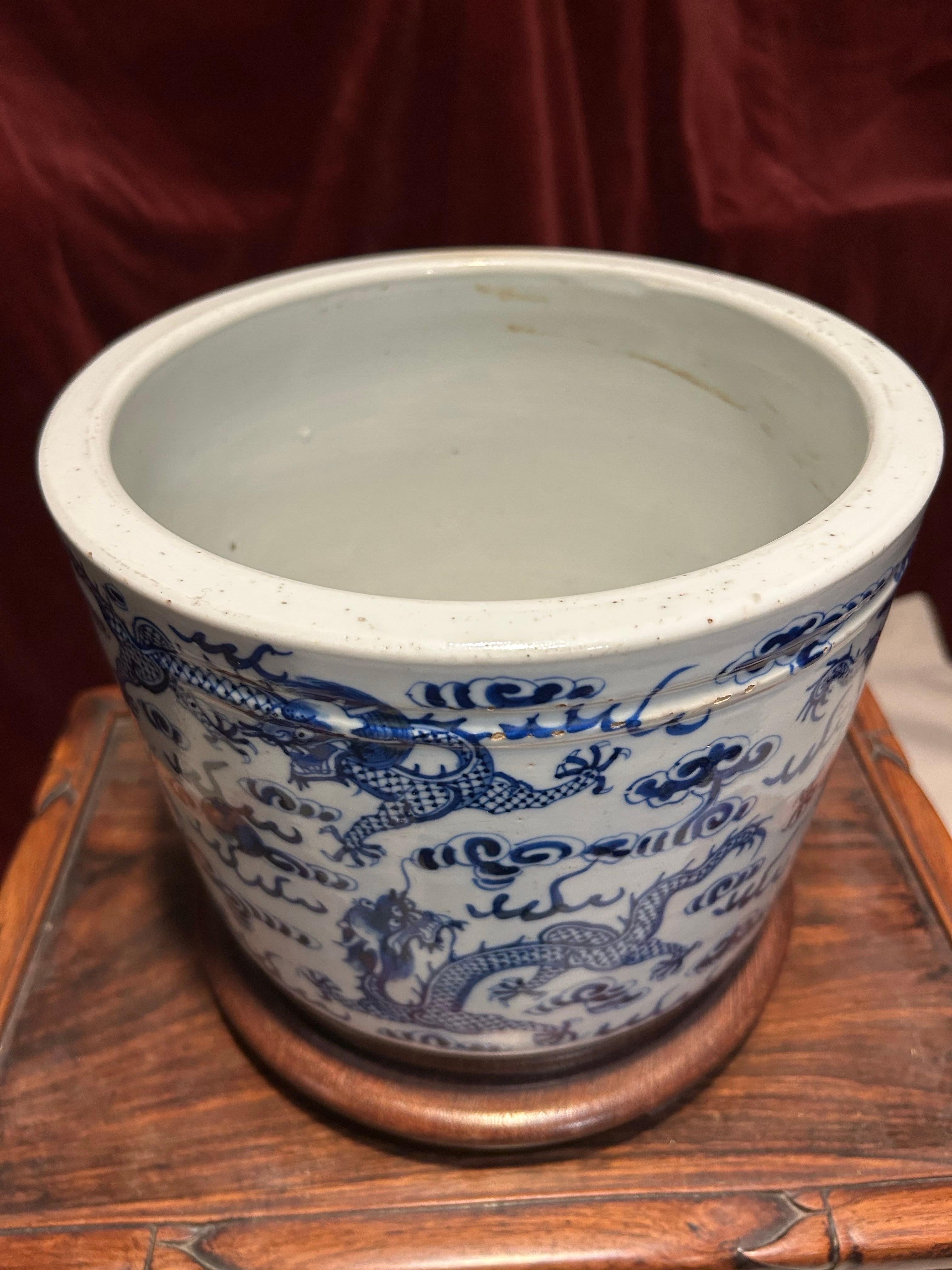 Cinese Vaso cinese di grandi dimensioni in ceramica blu e bianca del periodo Qing con draghi in vendita
