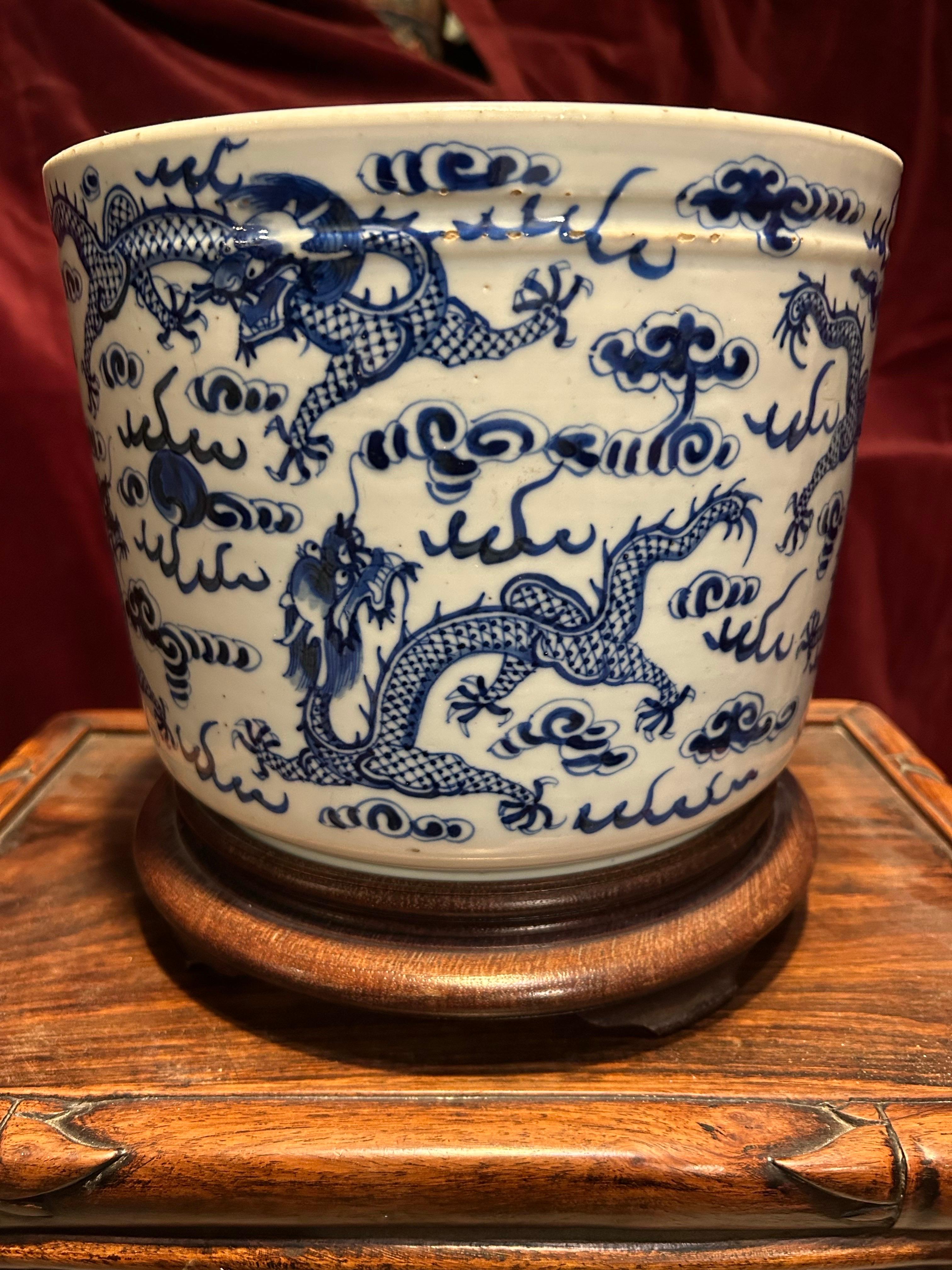 Fatto a mano Vaso cinese di grandi dimensioni in ceramica blu e bianca del periodo Qing con draghi in vendita