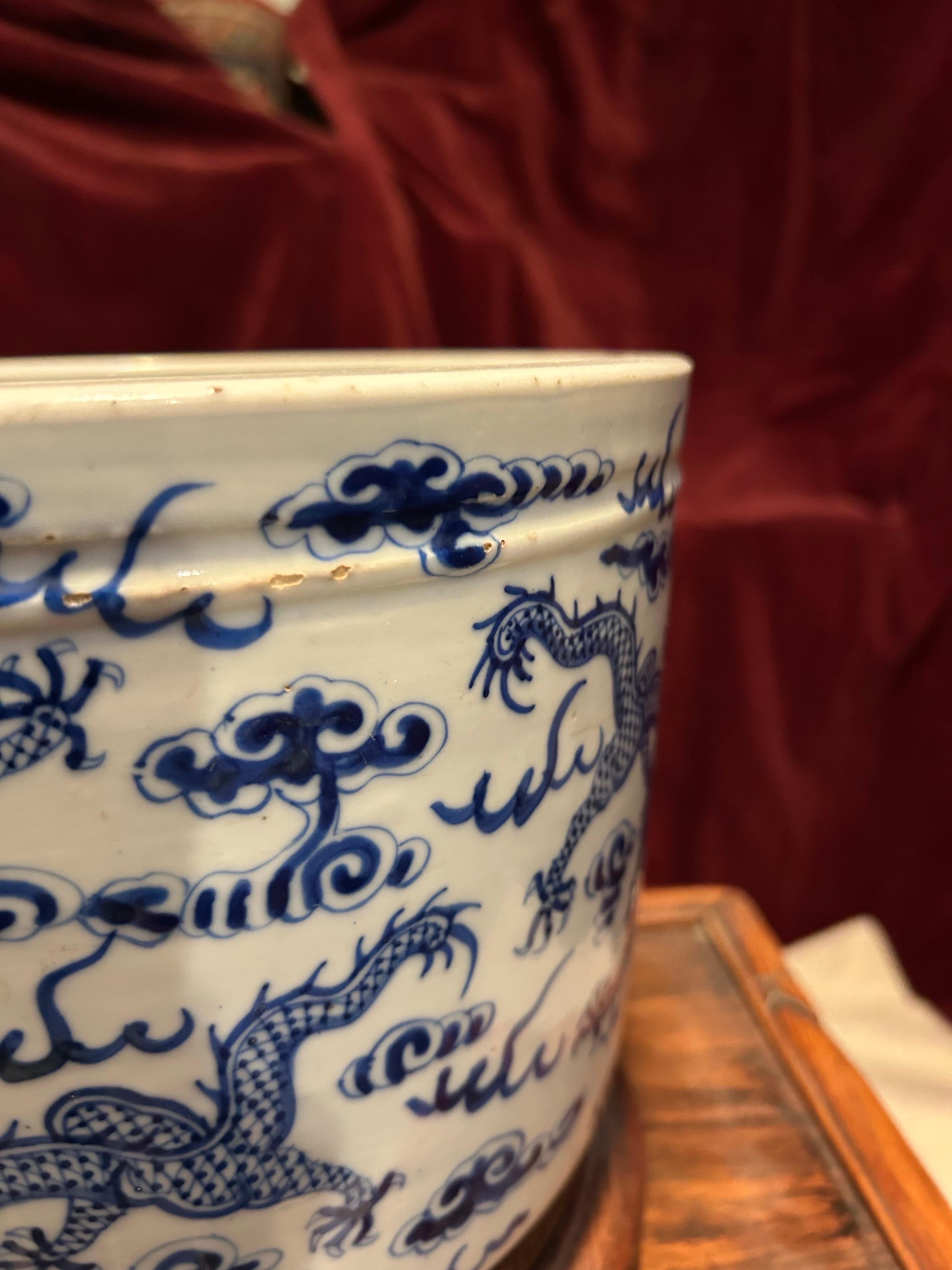 Metà XIX secolo Vaso cinese di grandi dimensioni in ceramica blu e bianca del periodo Qing con draghi in vendita