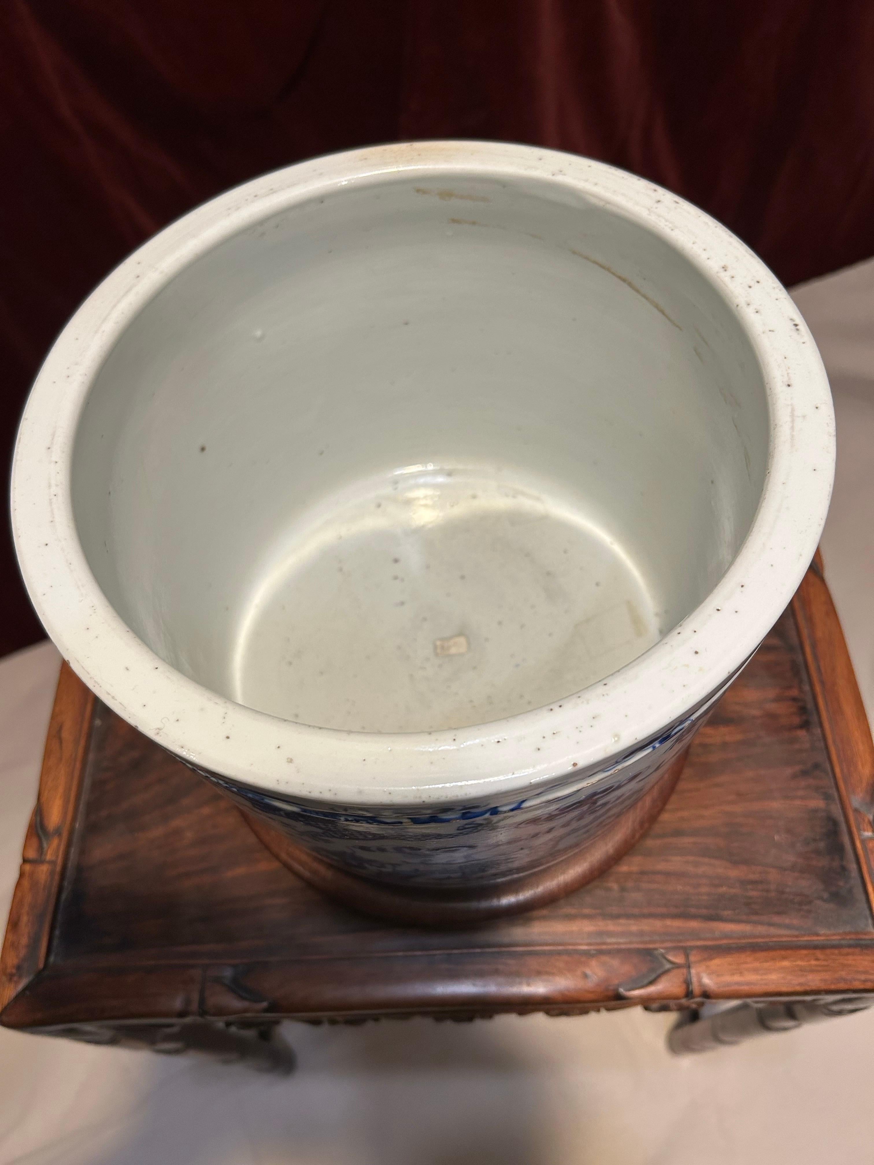 Ceramica Vaso cinese di grandi dimensioni in ceramica blu e bianca del periodo Qing con draghi in vendita
