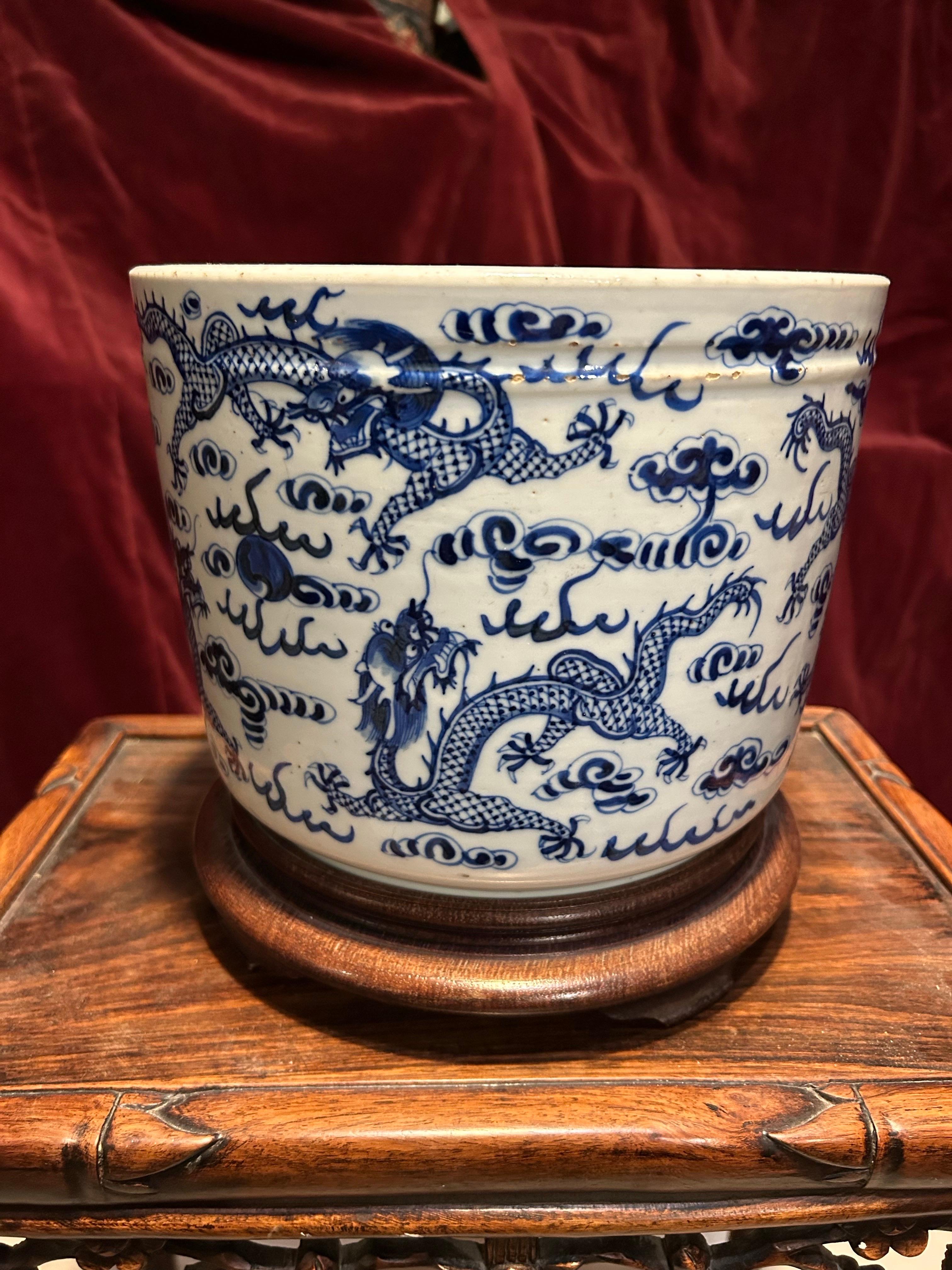 Vaso cinese di grandi dimensioni in ceramica blu e bianca del periodo Qing con draghi in vendita 1